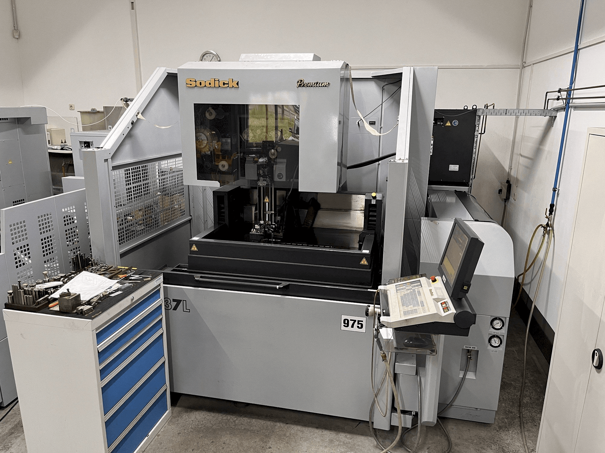 Vista frontale della macchina Sodick AQ537L