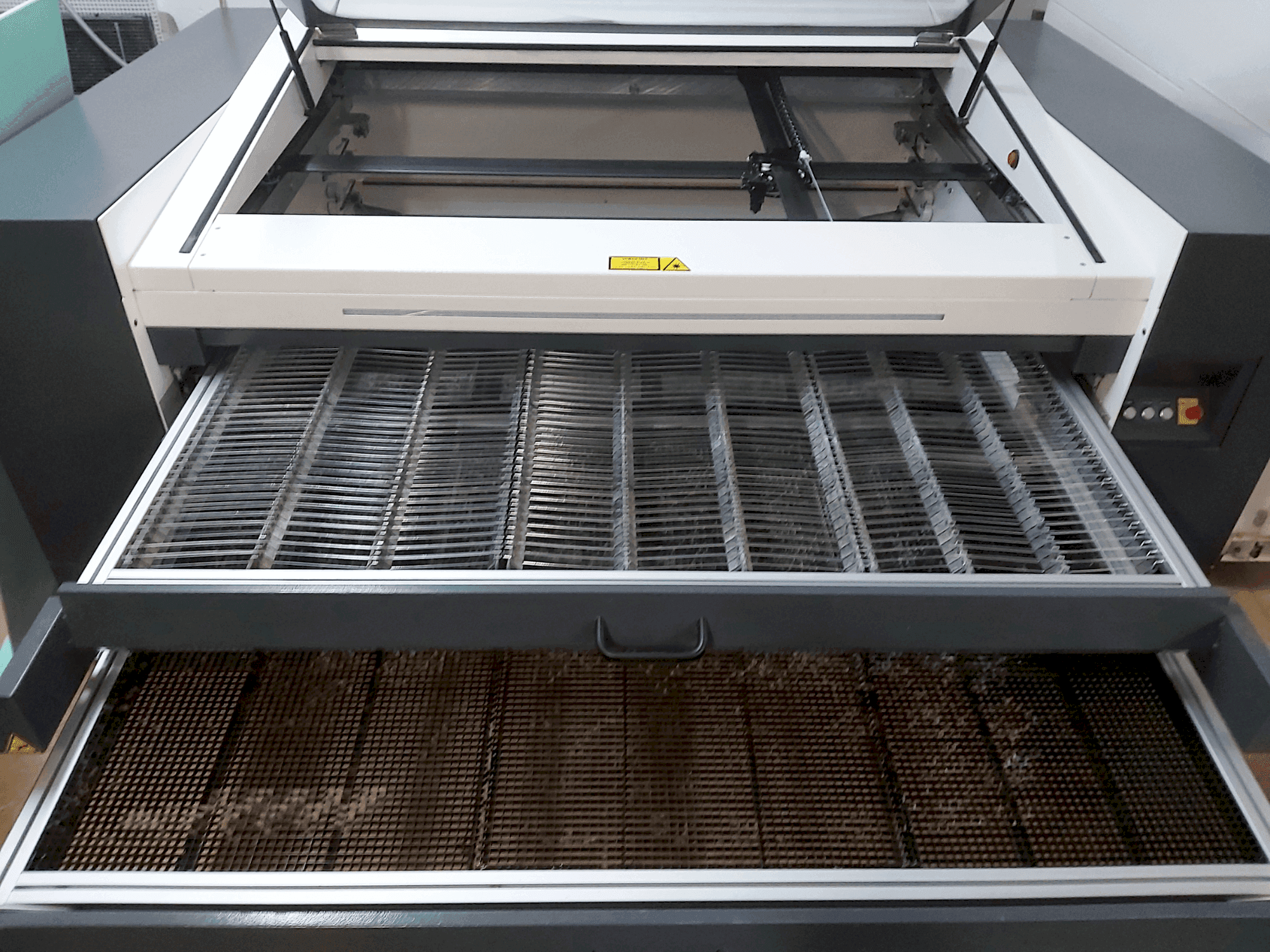 Vista frontale della macchina SEI SPA X-Type 1610