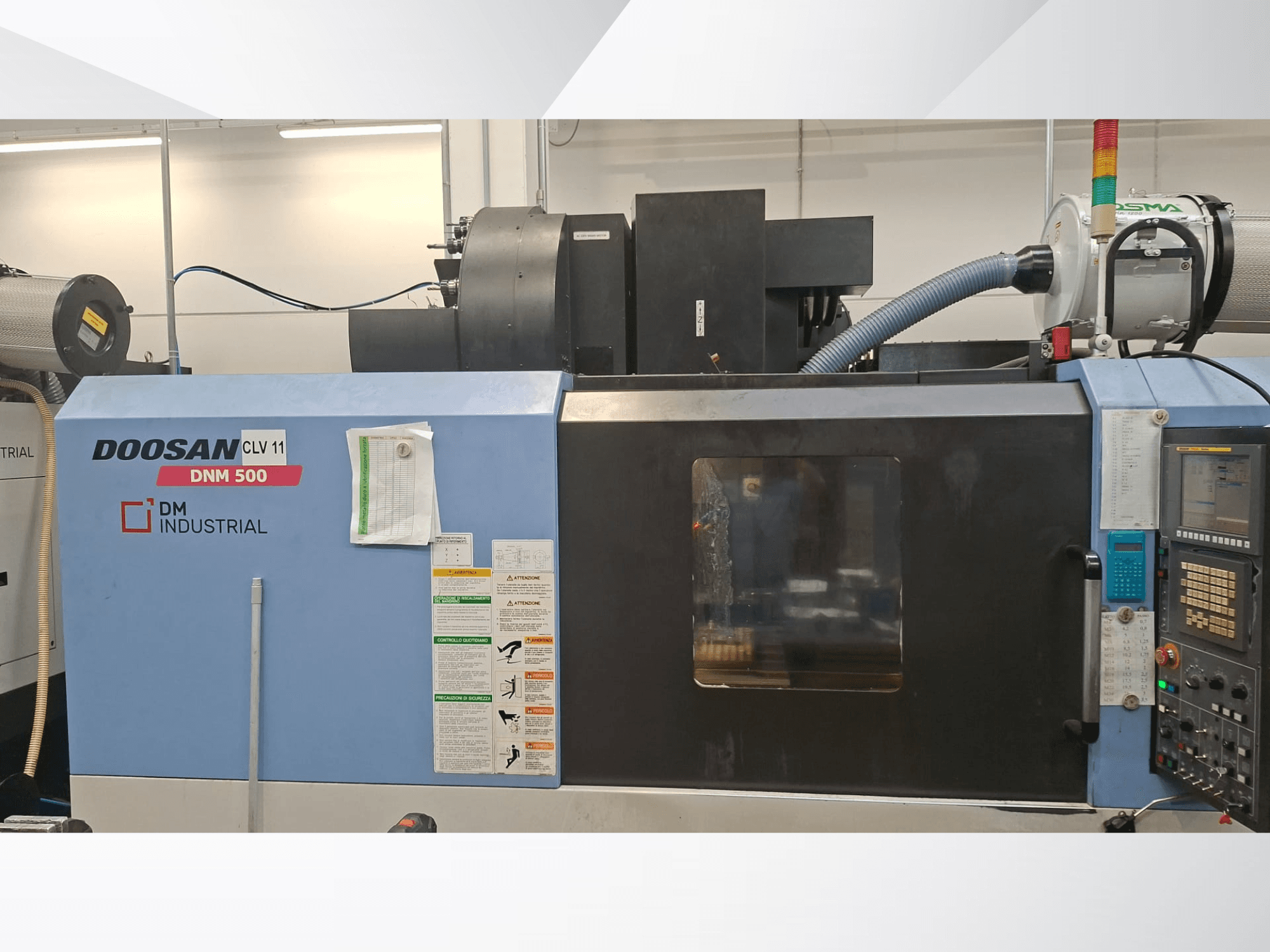 Centro di lavorazione verticale DOOSAN DNM 500 in vista laterale, con pannello di controllo e parti operative.