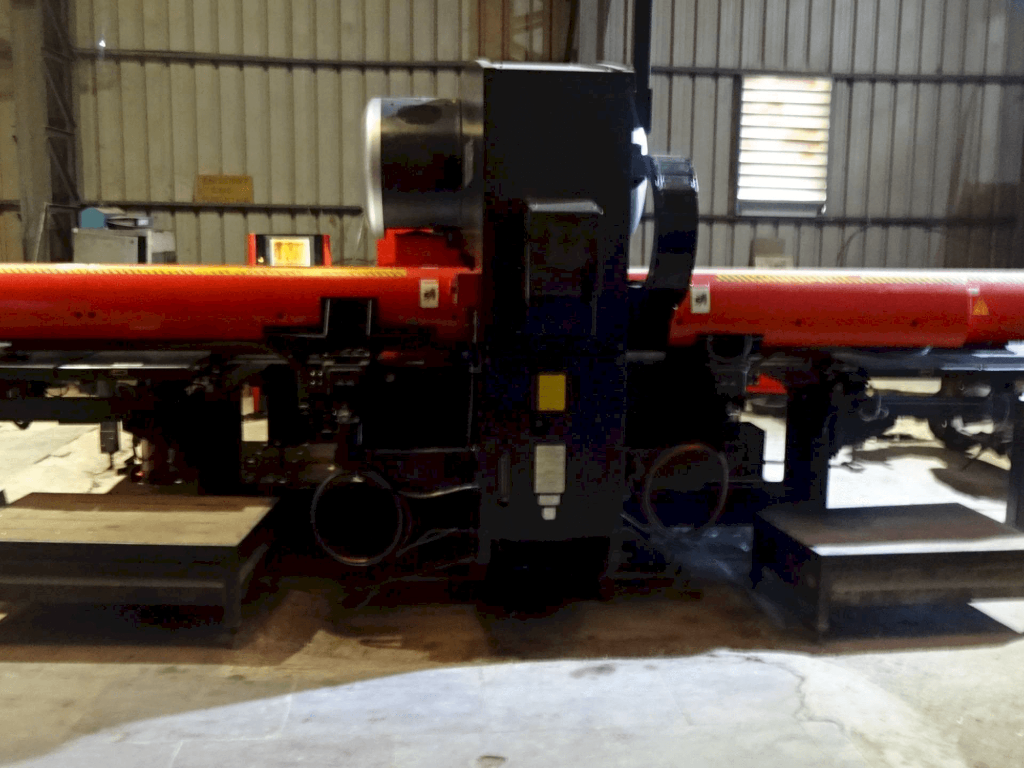 Vista frontale della macchina AMADA EM 2510 NT