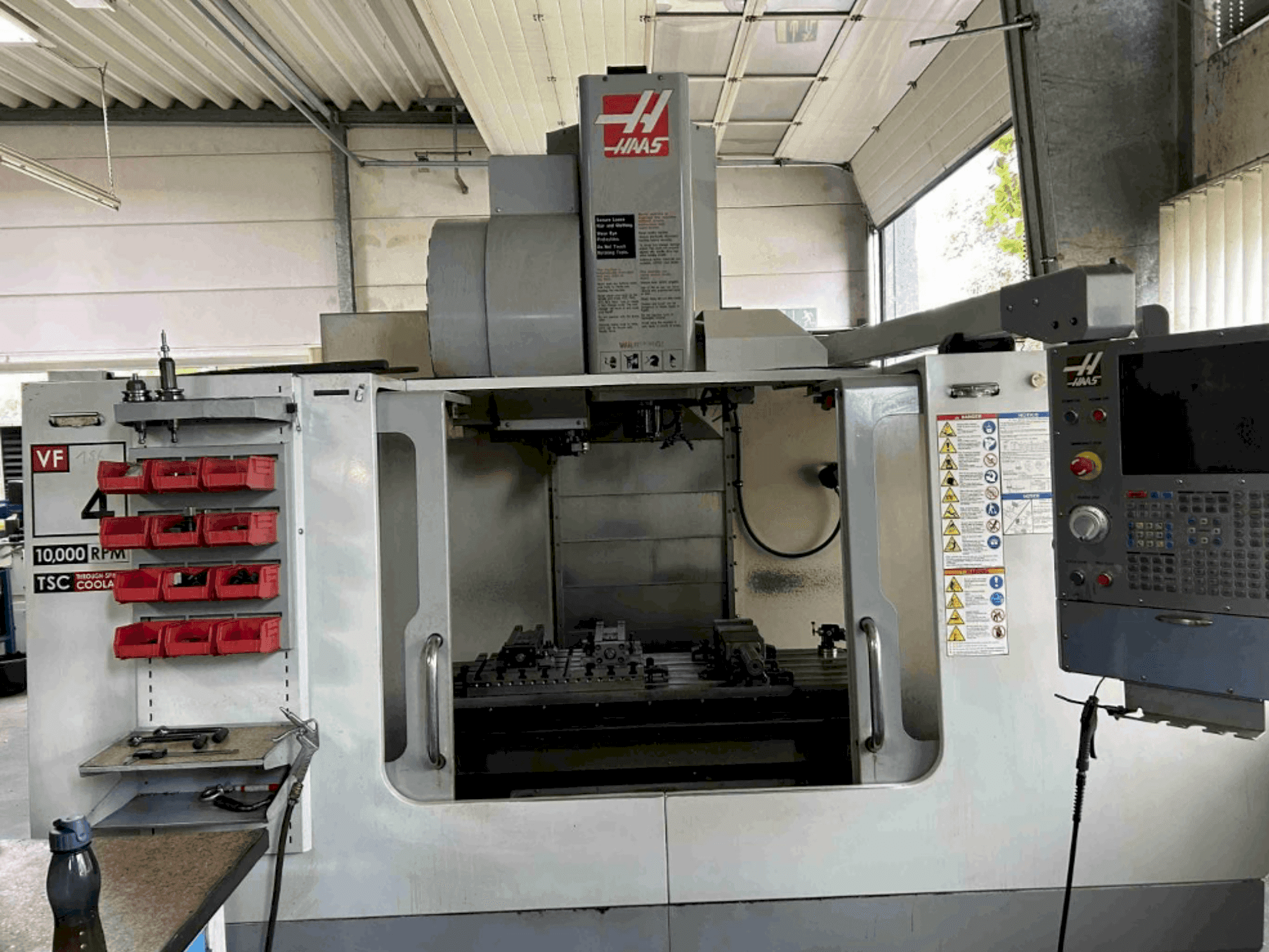 Vista frontale della macchina HAAS VF4 BHE