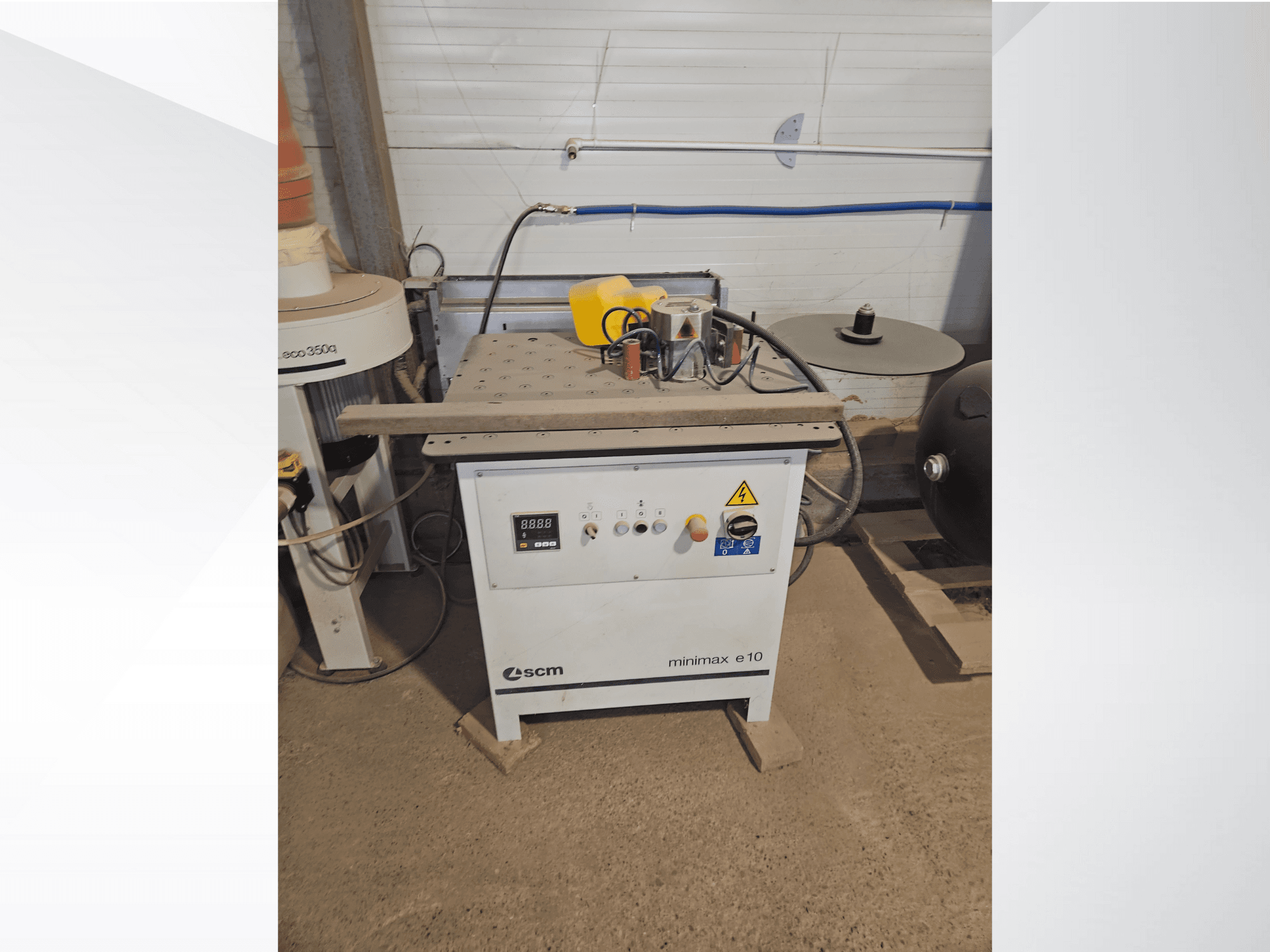 Macchina per la lavorazione del legno SCM Minimax E10, vista frontale, con pannello di controllo, porta per la polvere e piano di lavoro regolabile.