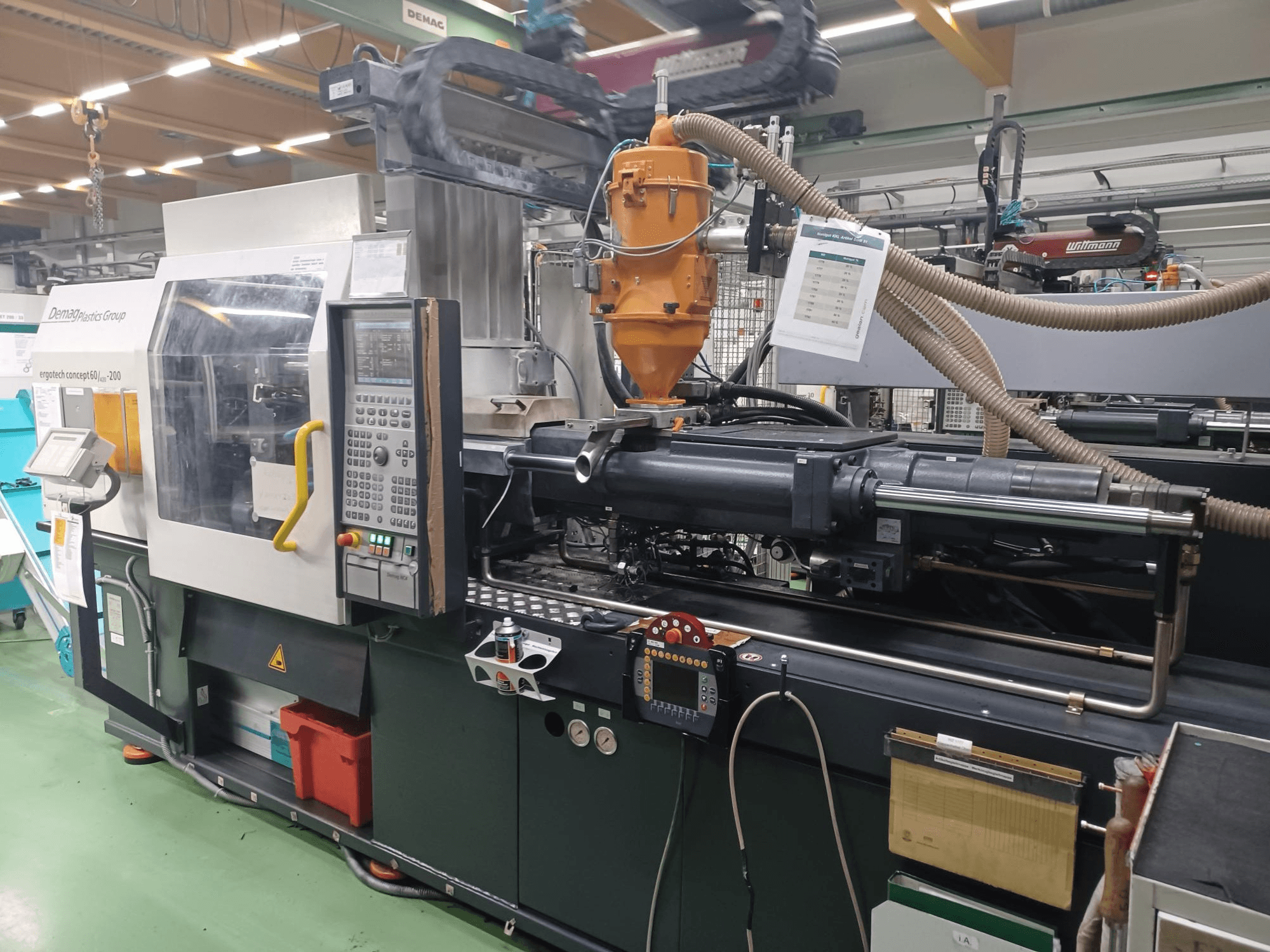 Macchina ad iniezione Demag Ergotech 200, vista frontale, con pannello di controllo, ugello e componenti operativi visibili.