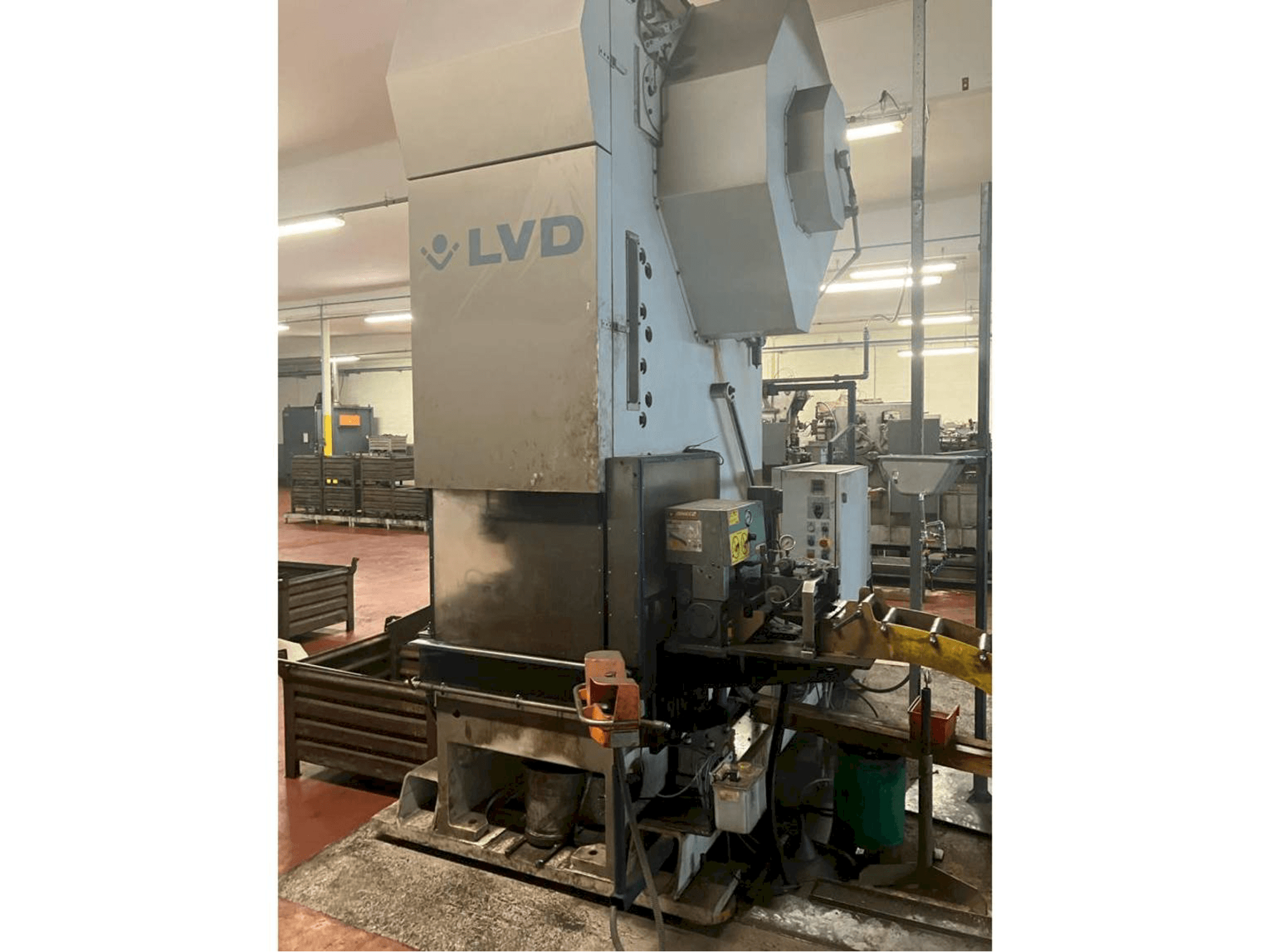 Vista frontale della macchina LVD DVDF 160T