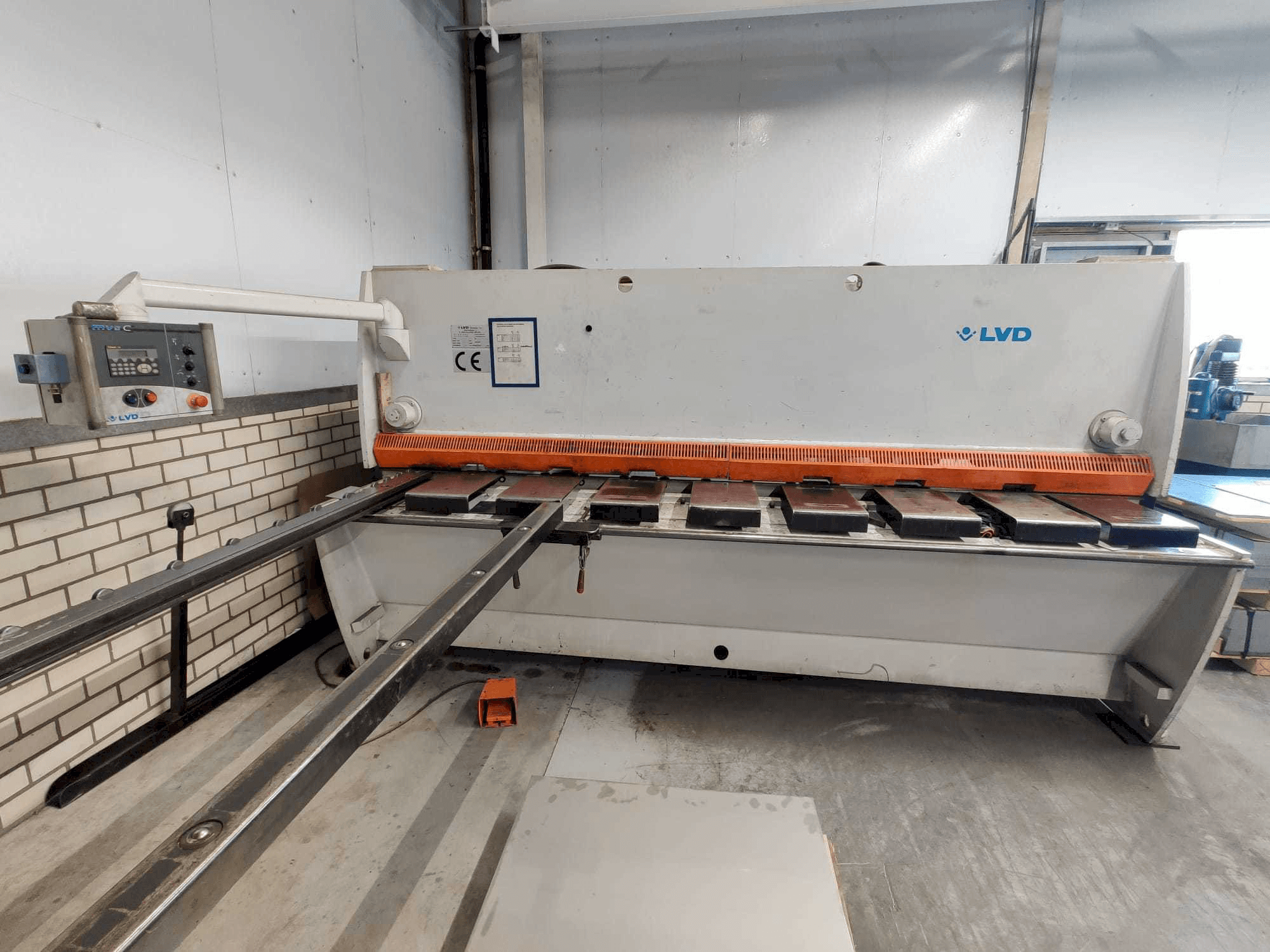 Vista frontale della macchina LVD MVSC 06/31