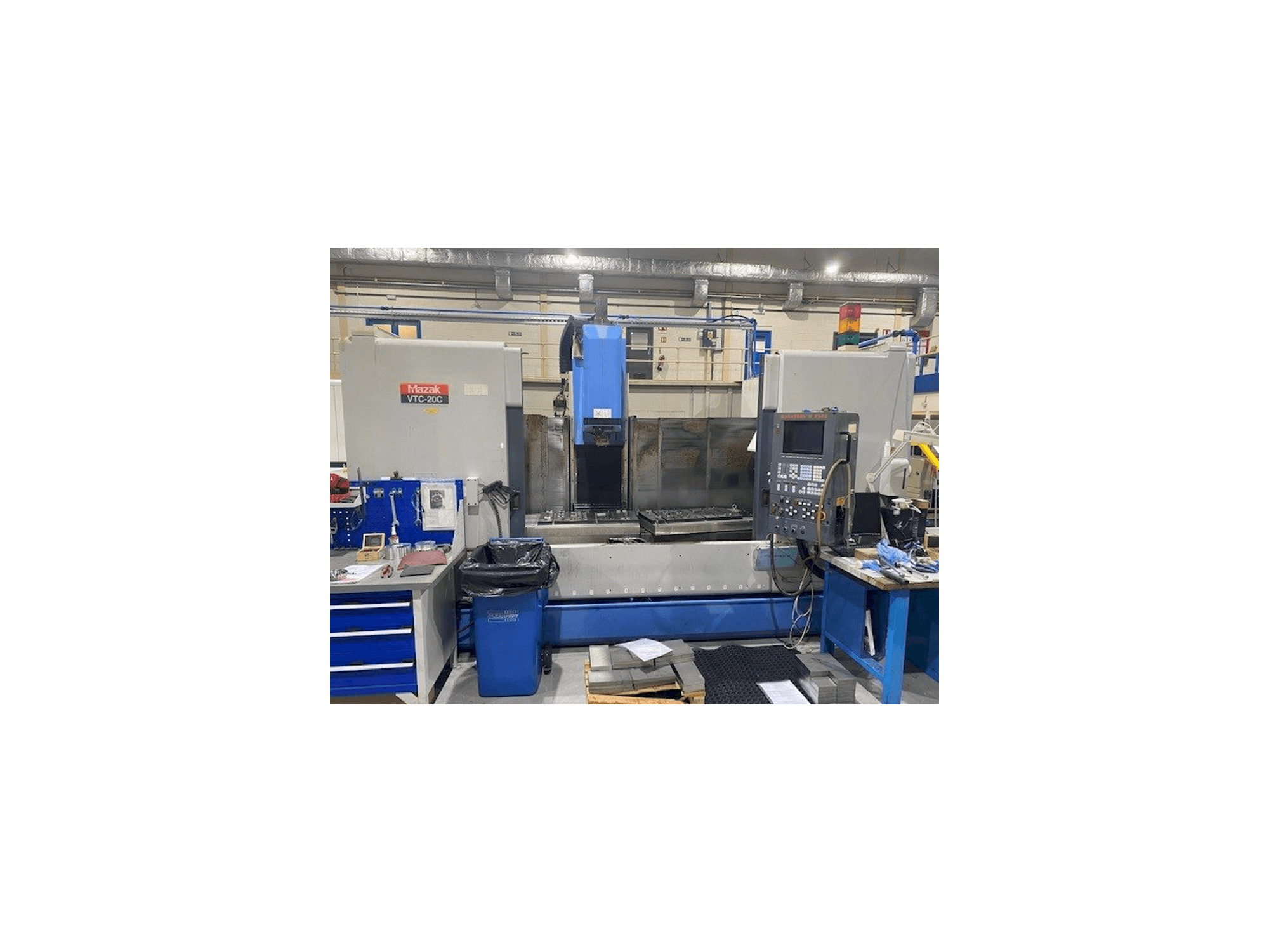 Vista frontale della macchina Mazak VTC-20C