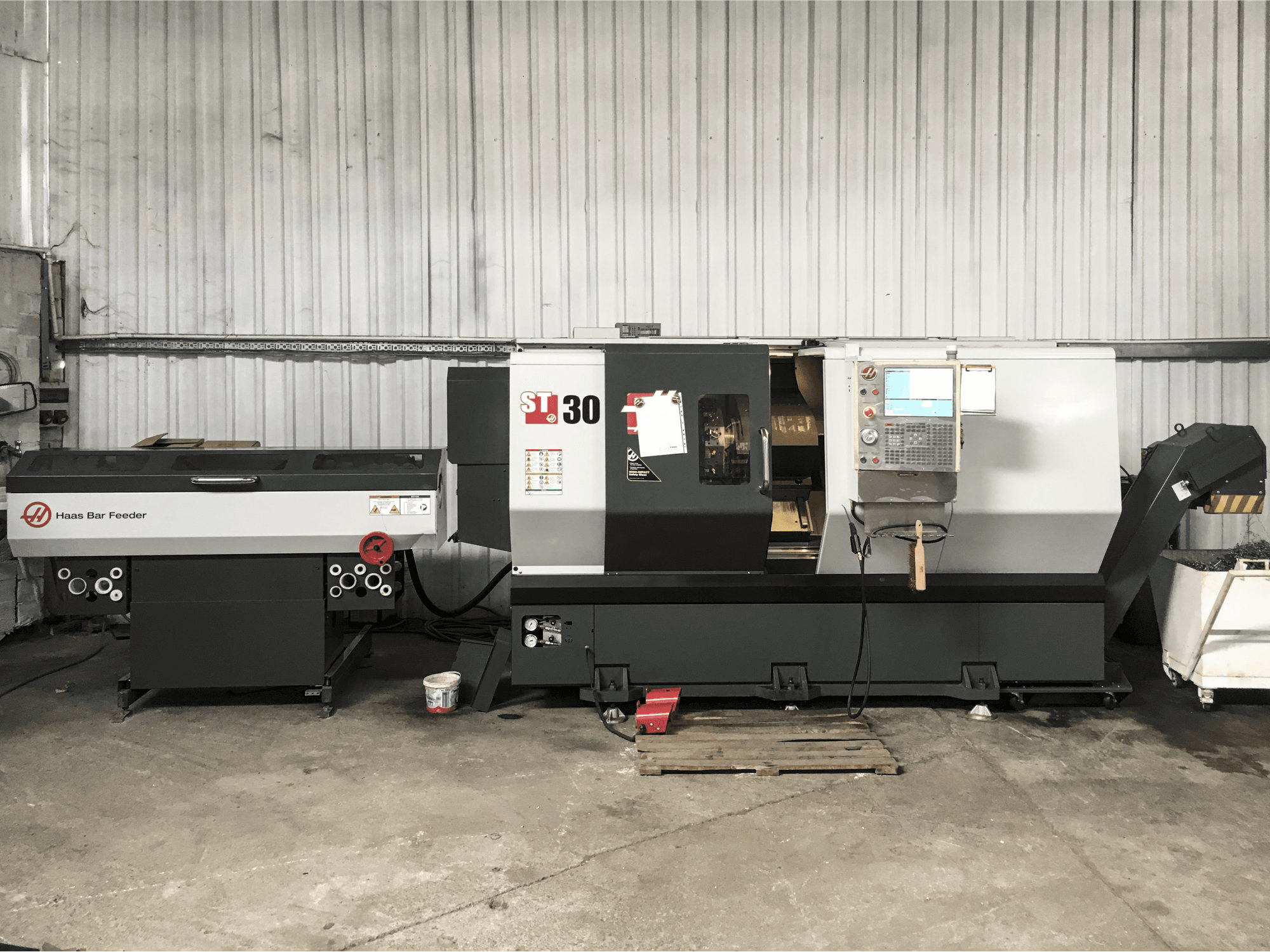 Vista frontale della macchina HAAS ST-30