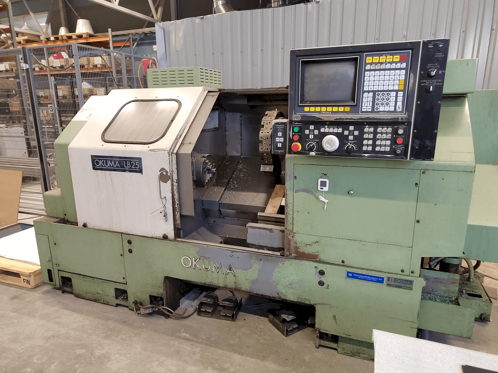 Vista frontale della macchina Okuma LB25