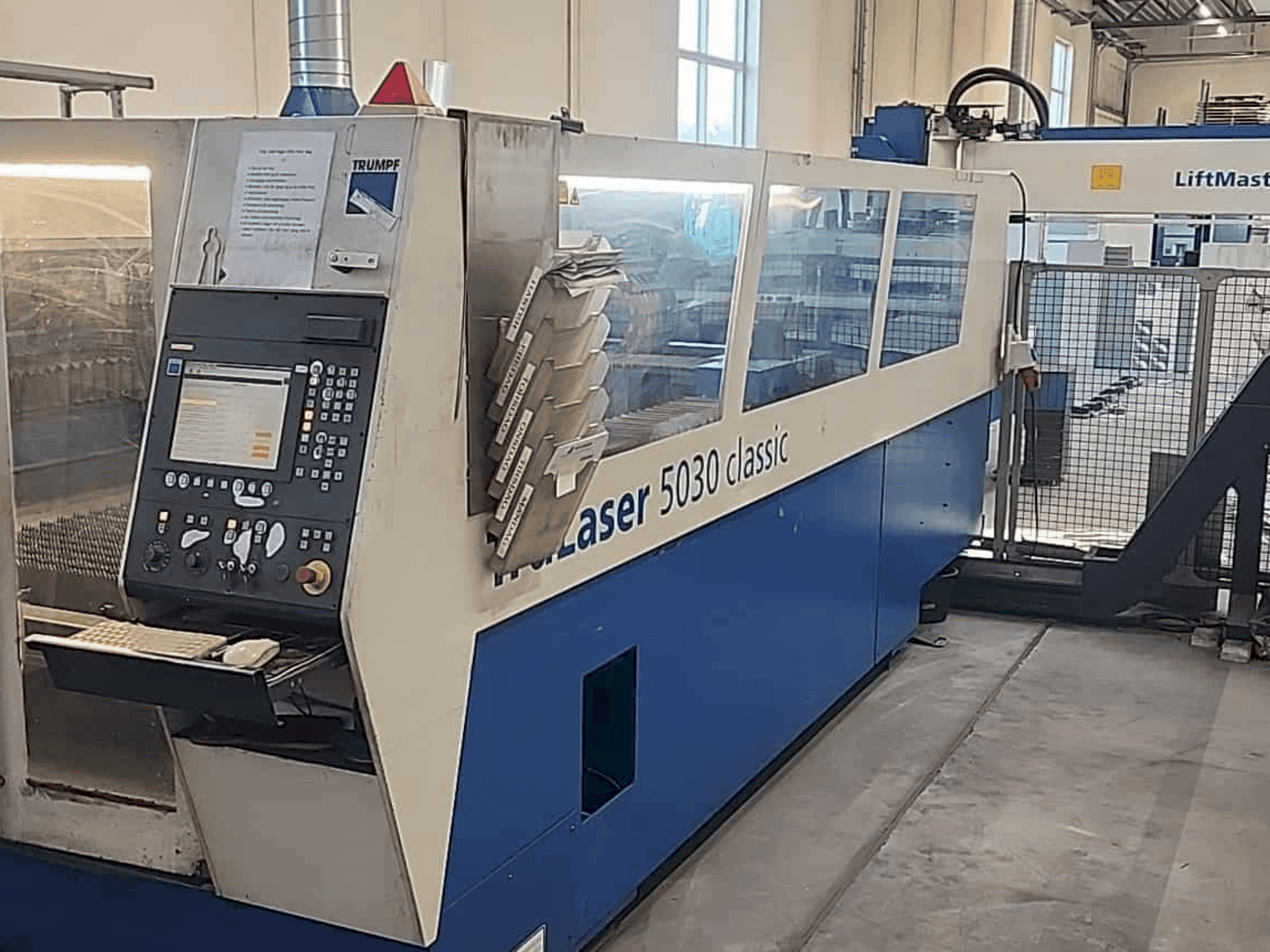 Vista frontale della macchina TRUMPF TruLaser 5030 classic