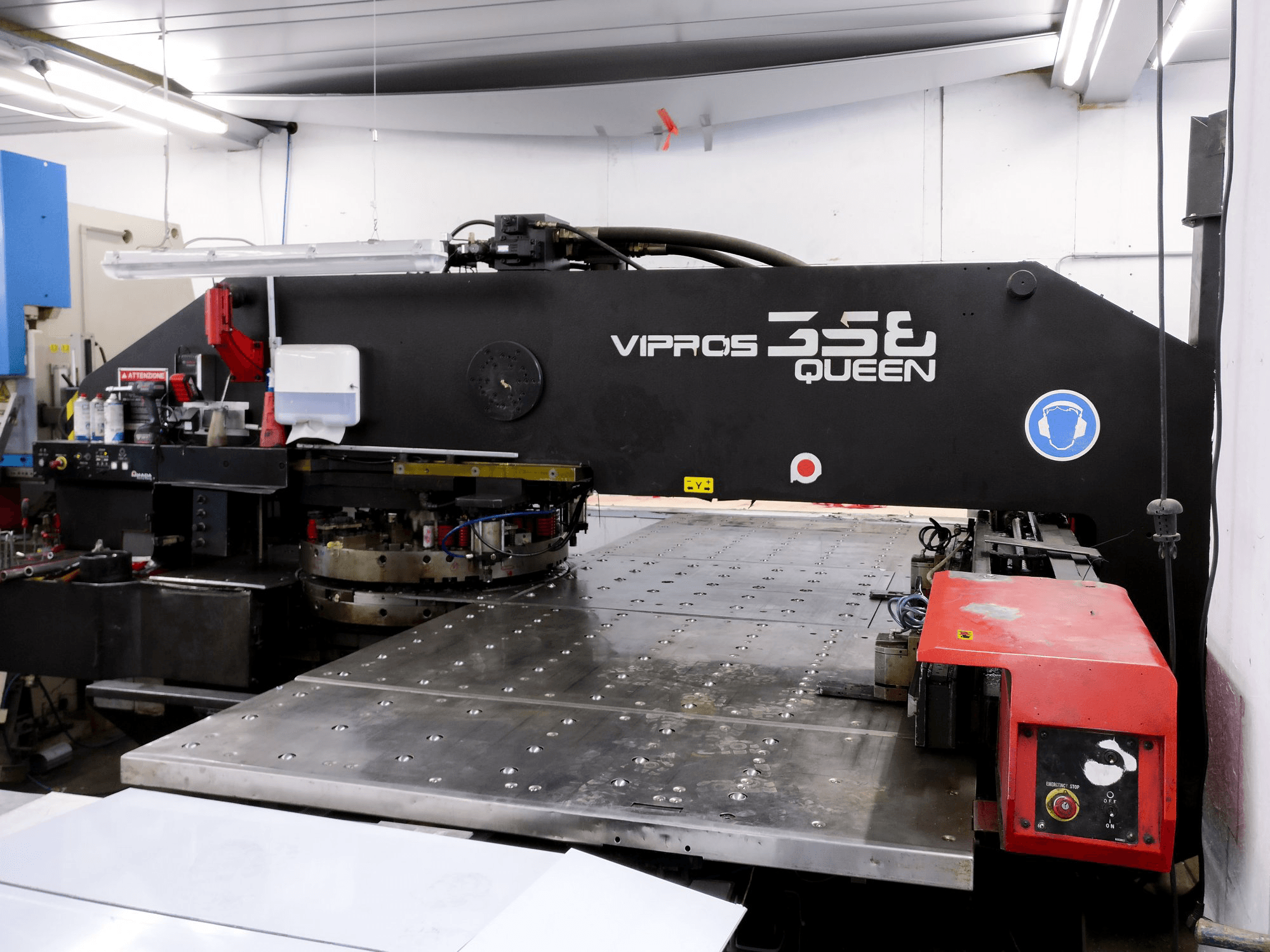 Vista lato destro della macchina AMADA Vipros 358 QUEEN