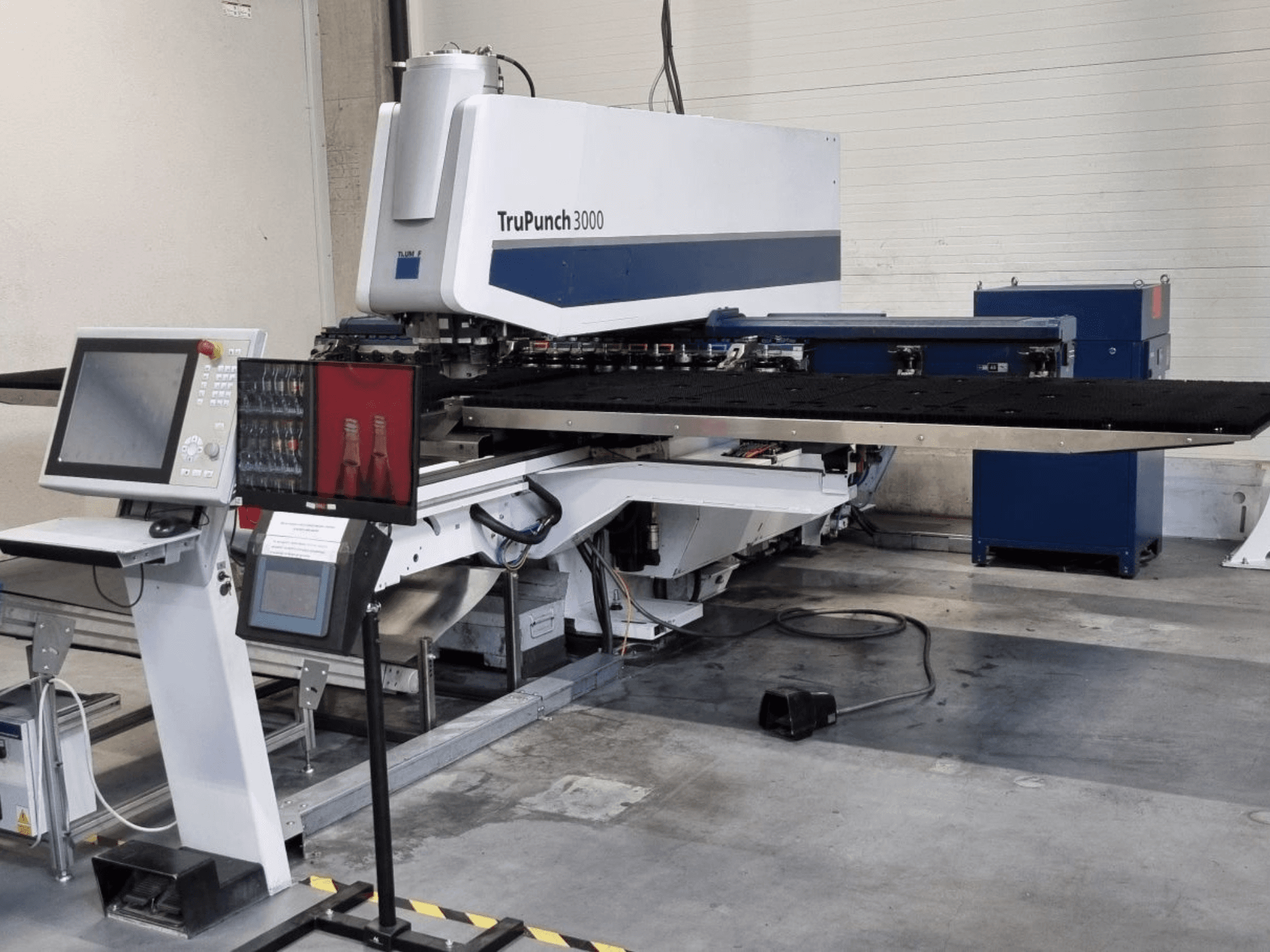 Punzonatrice CNC TRUMPF TruPunch 3000 vista frontale, con pannello di comando e ampio piano di punzonatura.