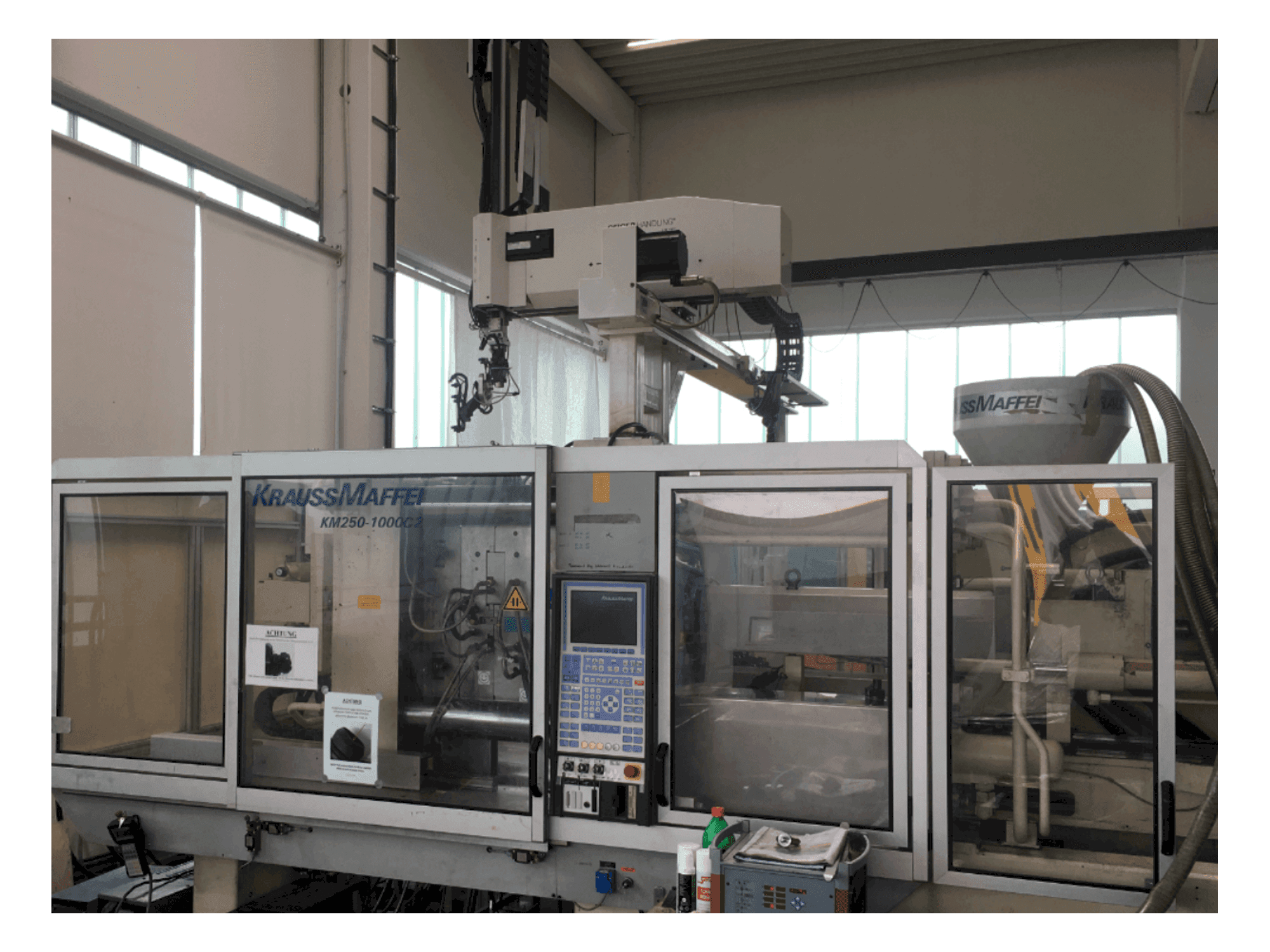 Vista frontale della macchina Krauss Maffei 250-1000 C2