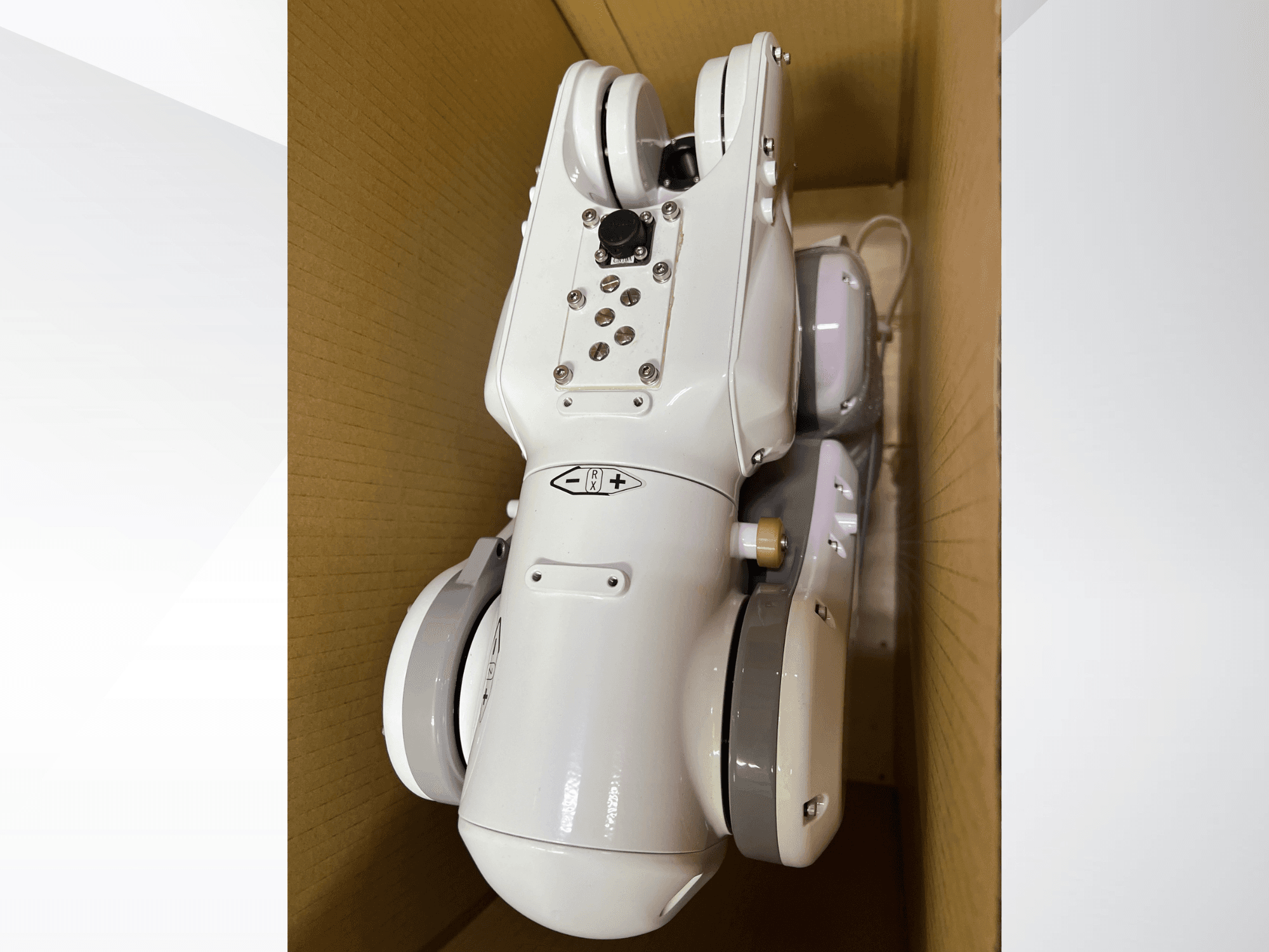 Il braccio robotico NACHI MZ04D visto dall'alto, con il suo elegante design bianco e il pannello di controllo con pulsanti e indicatori.