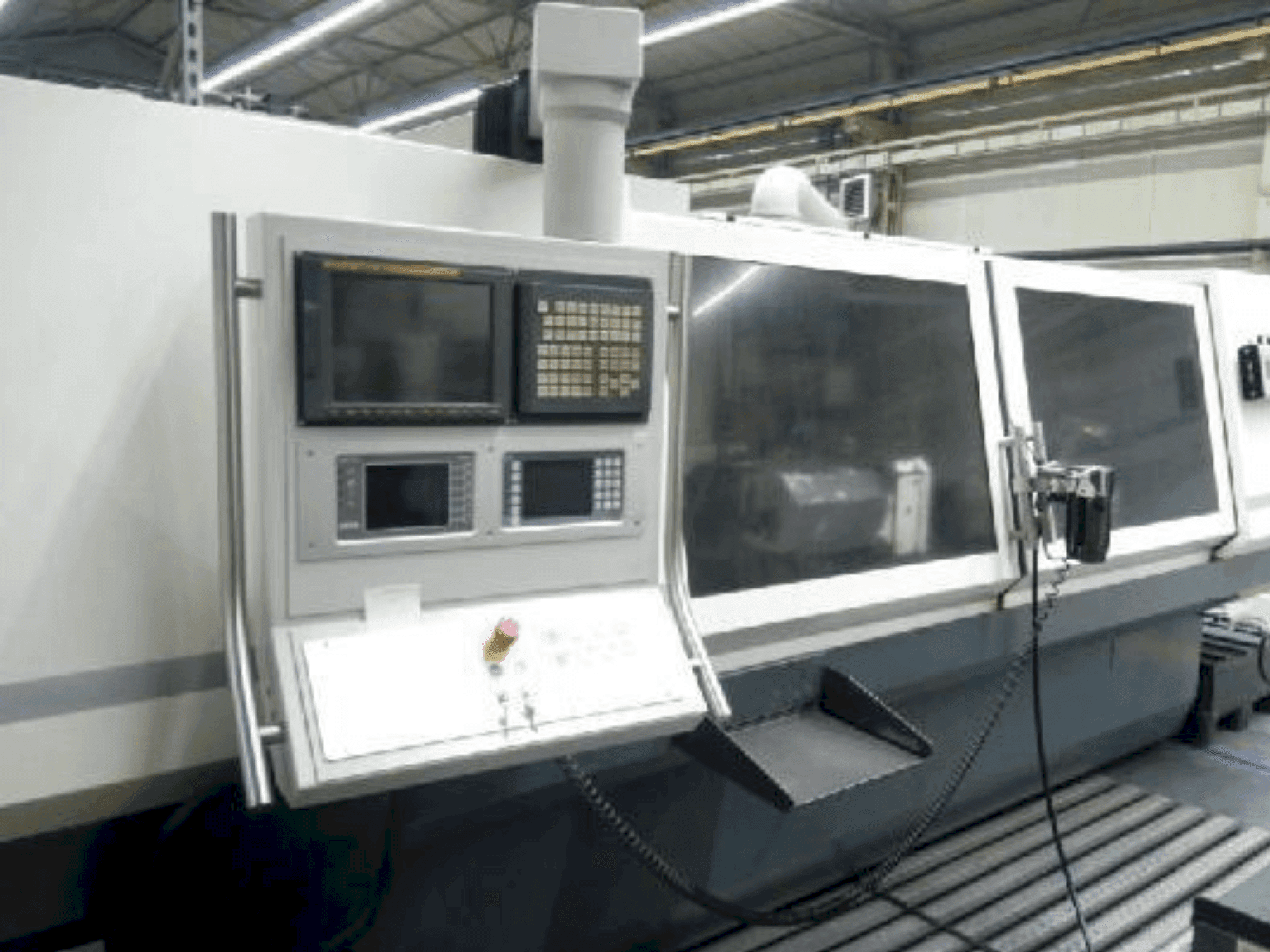 Vista frontale della macchina STUDER S40 CNC