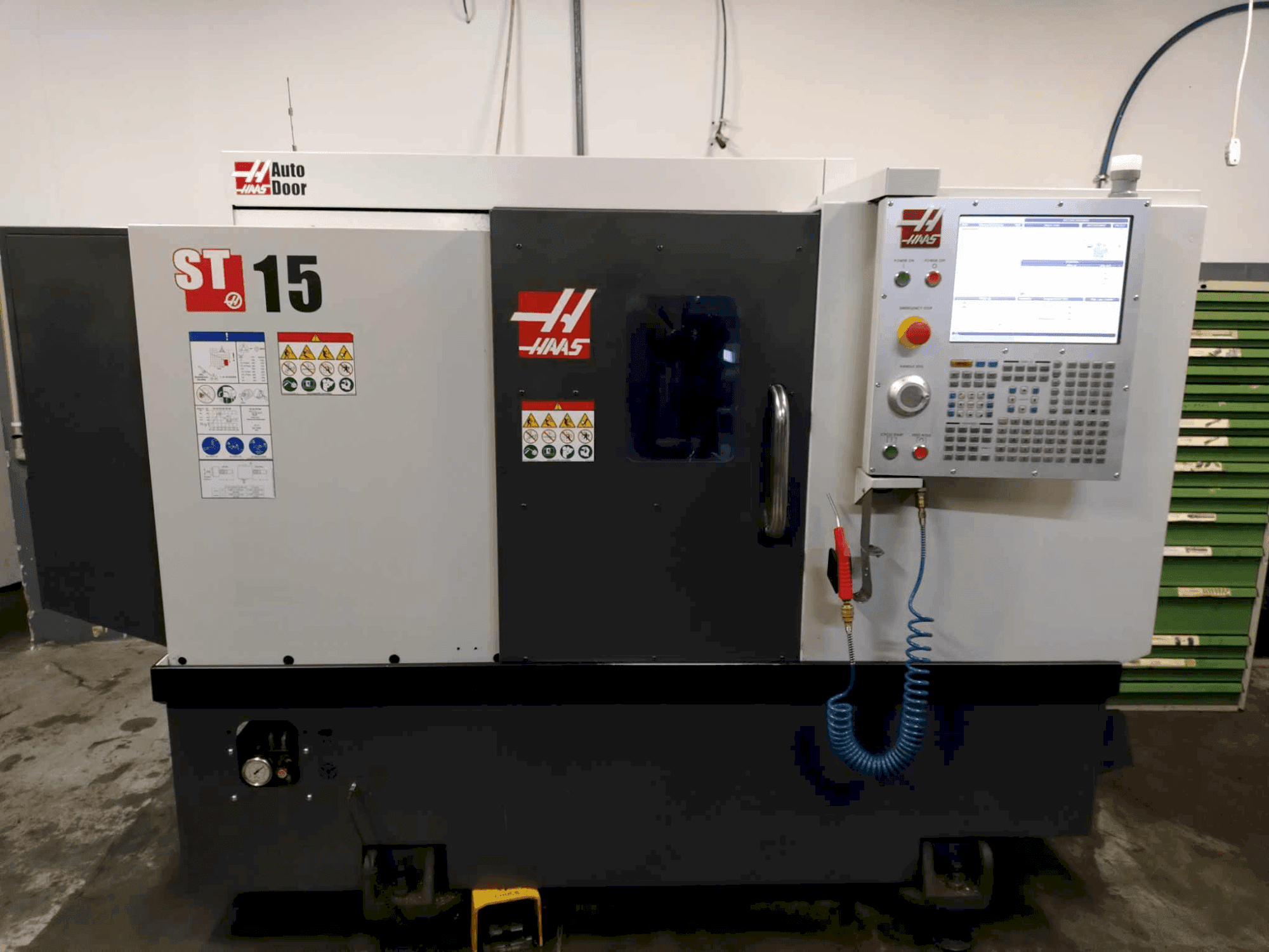 Vista frontale della macchina HAAS ST-15