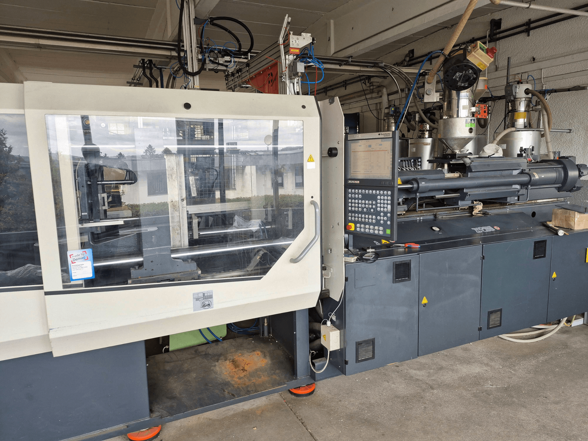 Macchina per lo stampaggio a iniezione idraulica, SUMITOMO SHI DEMAG Systec 210/580-1450, vista frontale con pannello di controllo e componenti visibili.
