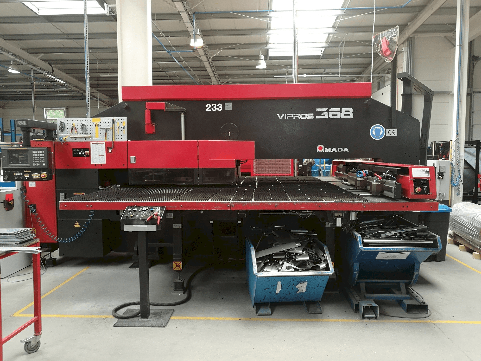 Vista frontale della macchina AMADA VIPROS 368 King