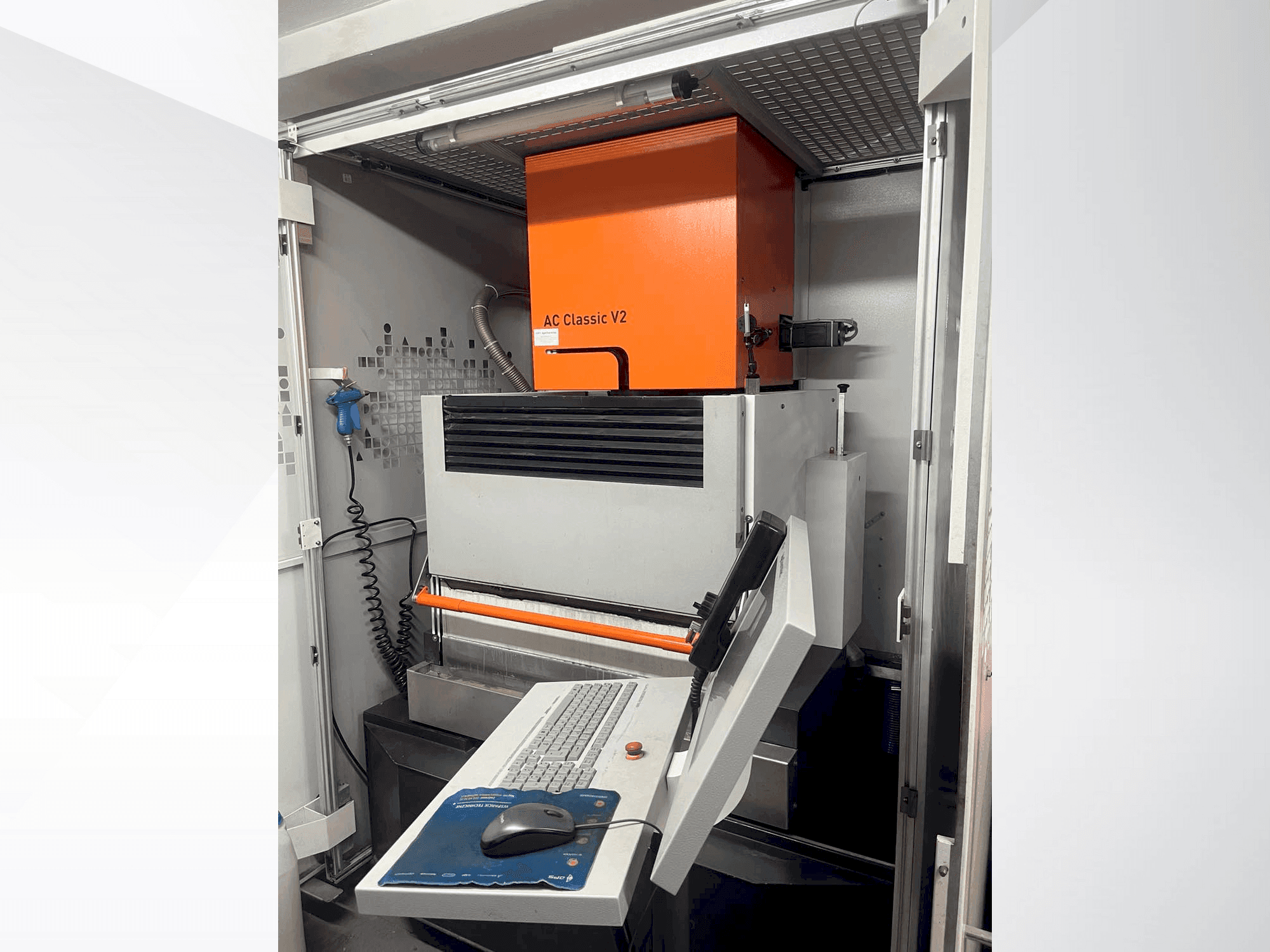 Vista frontale della macchina AgieCharmilles Classic V2