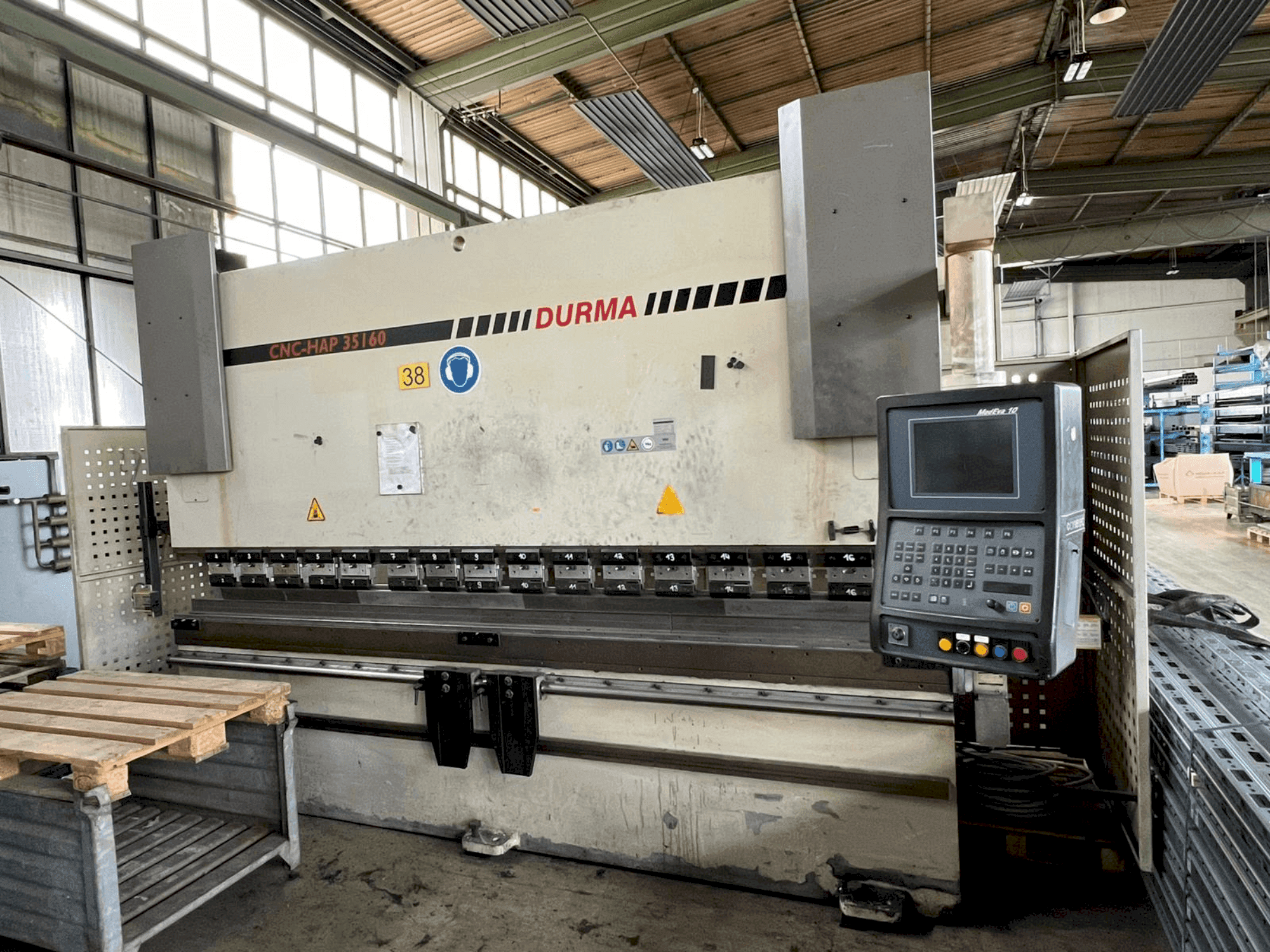 Vista frontale della macchina Durma CNC HAP 35160