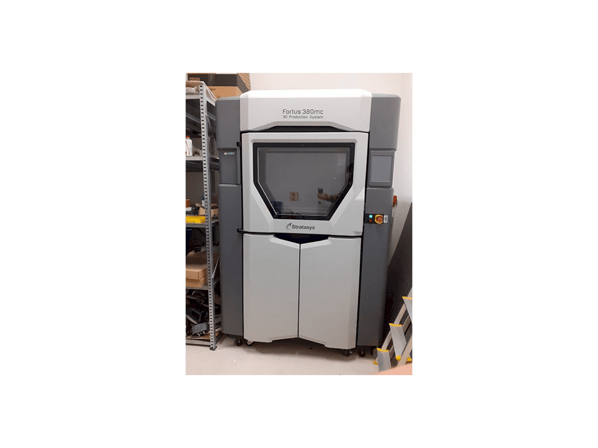 Vista frontale della macchina Stratasys Fortus 380MC