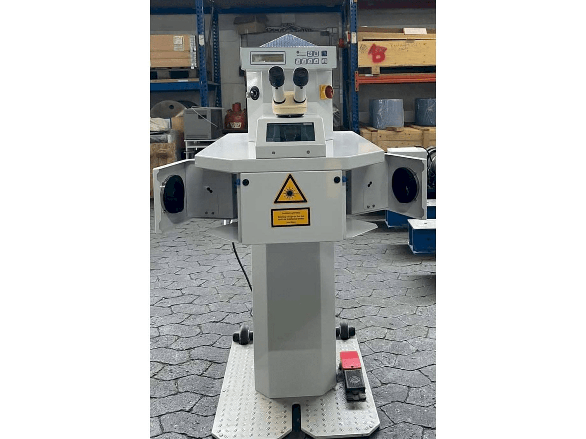 Vista frontale della macchina ALPHA LASER ALO 30