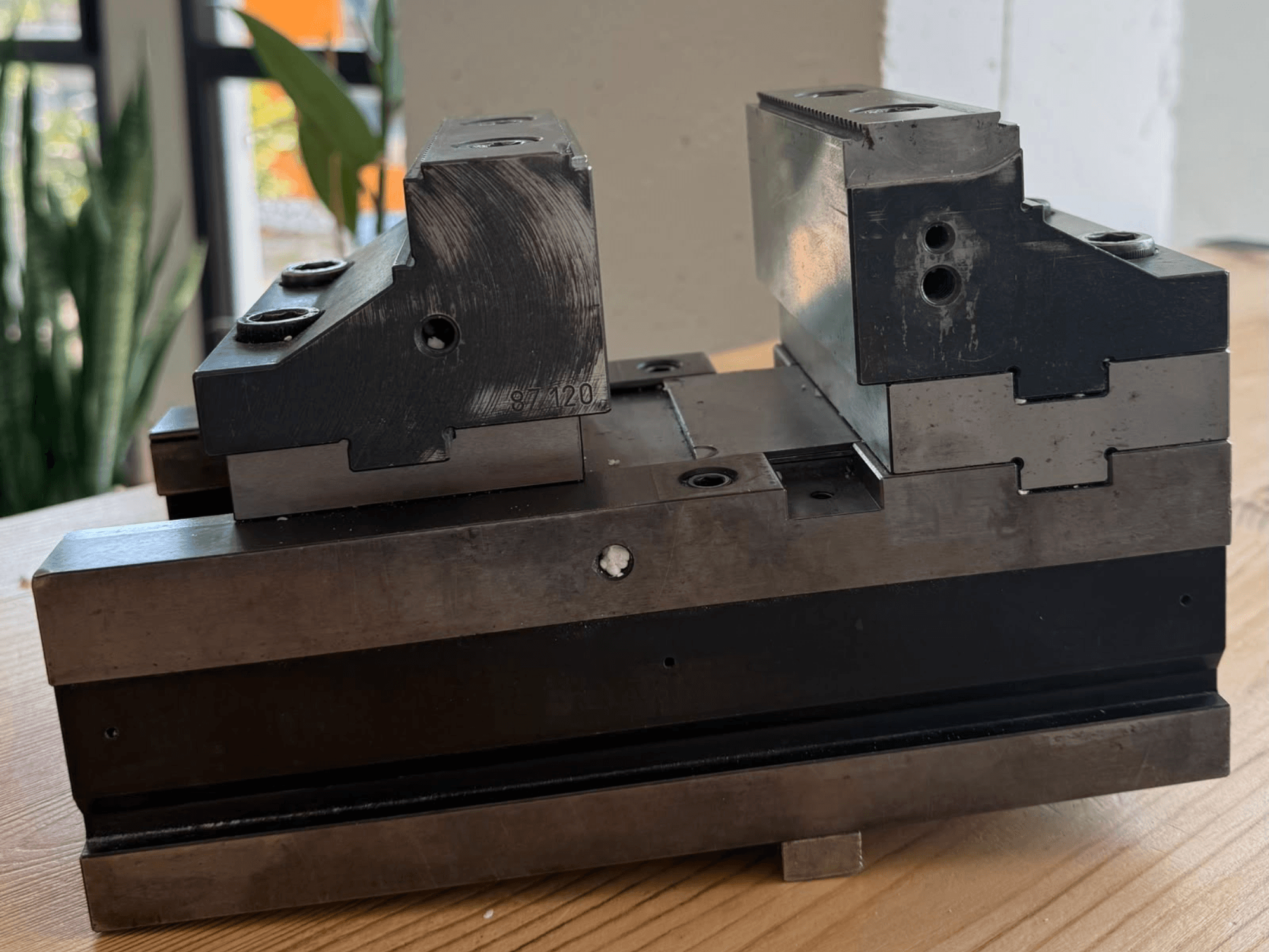 Morsetto per macchine utensili TRIGO SCS 120-250, vista laterale, che mostra le doppie superfici di presa e i numerosi fori di fissaggio per un fissaggio sicuro.