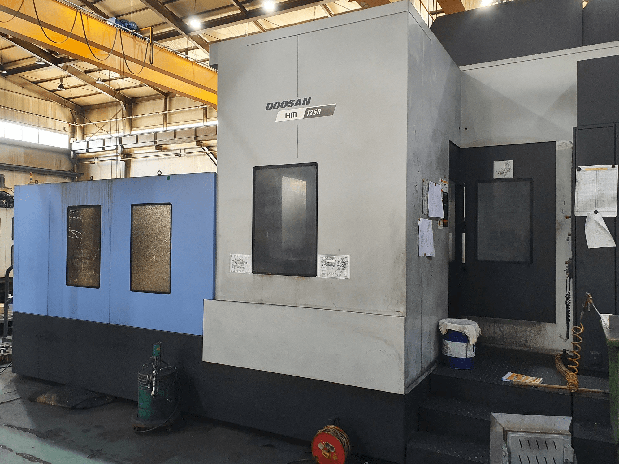 Vista frontale della macchina Doosan HM 1250
