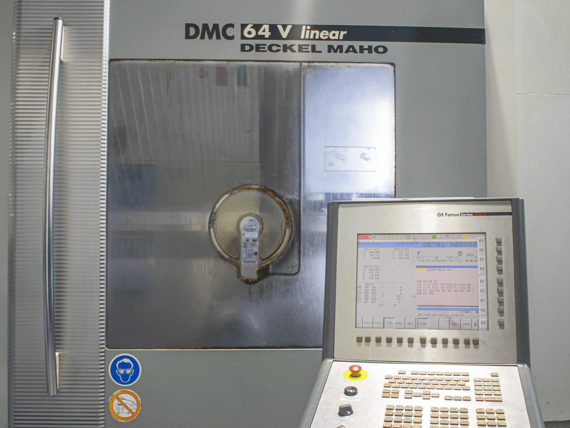 Vista frontale della macchina DECKEL MAHO DMC 64 V linear