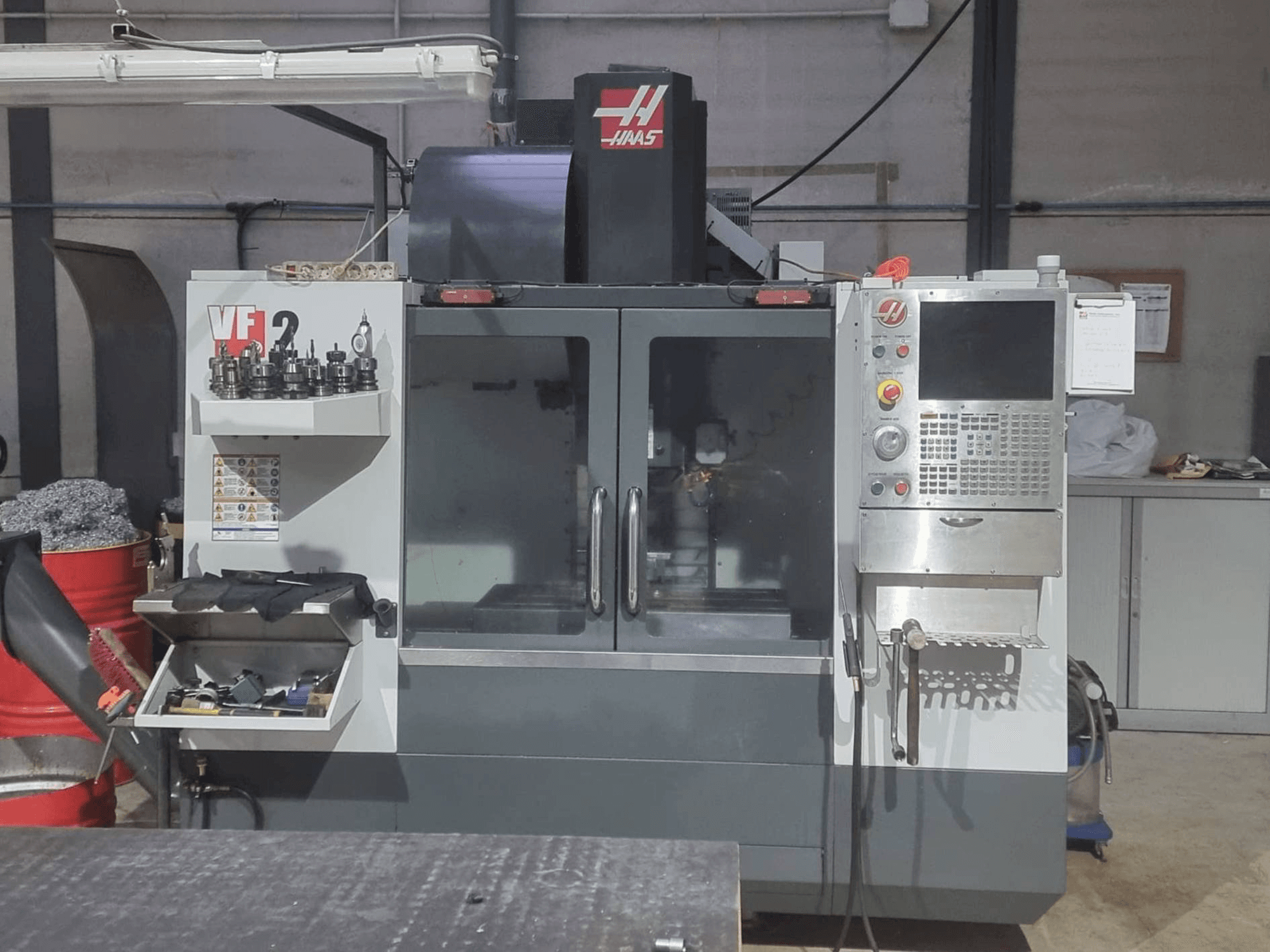 Vista frontale della macchina HAAS VF-2