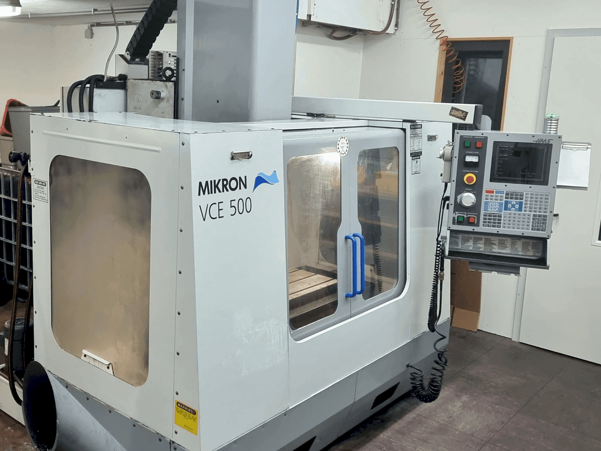 Vista frontale della macchina HAAS VCE 550