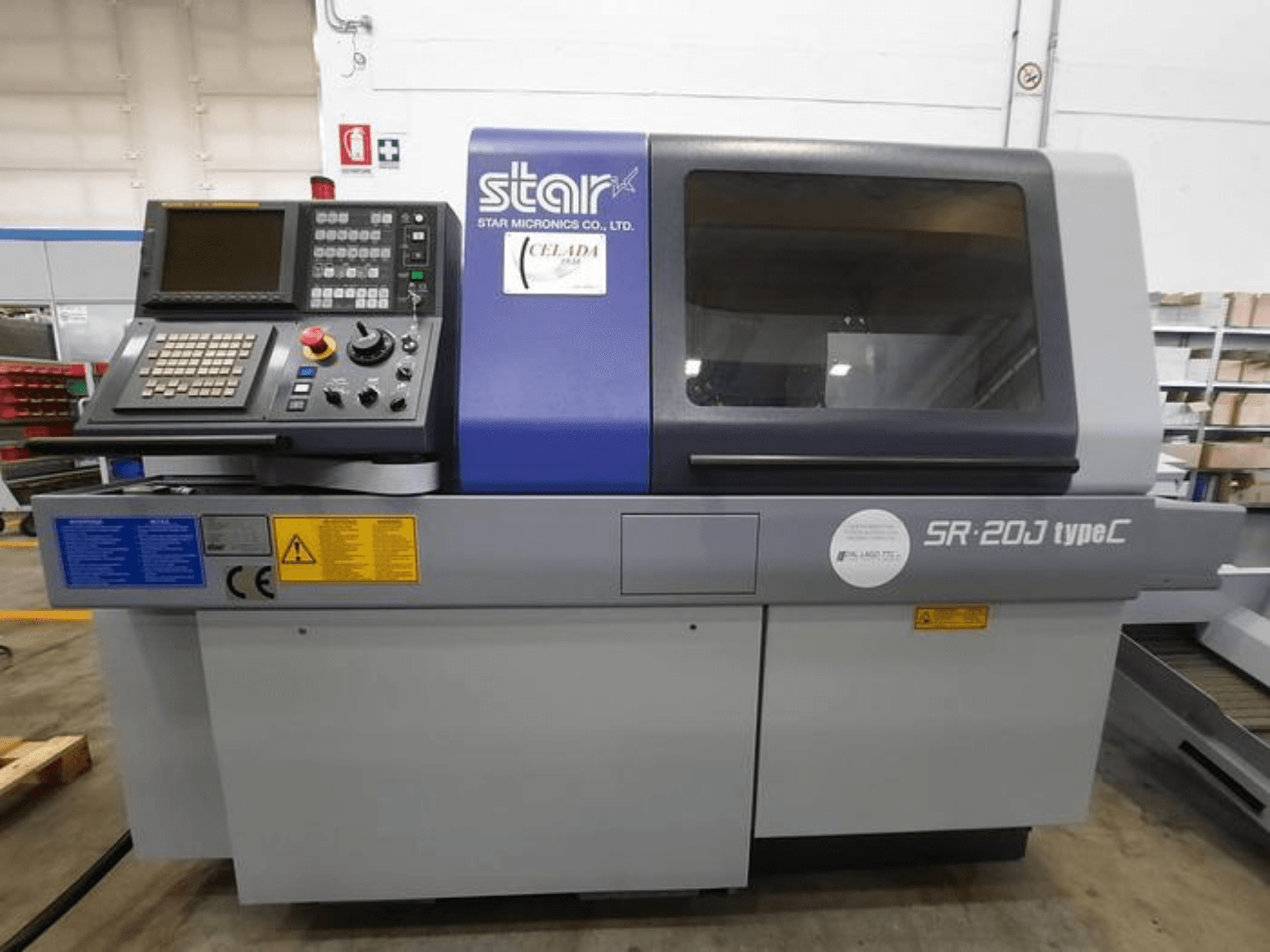 Tornio CNC Star Micronics SR-20J di tipo C, vista frontale, con pannello di controllo e display, che mostra i pulsanti operativi.
