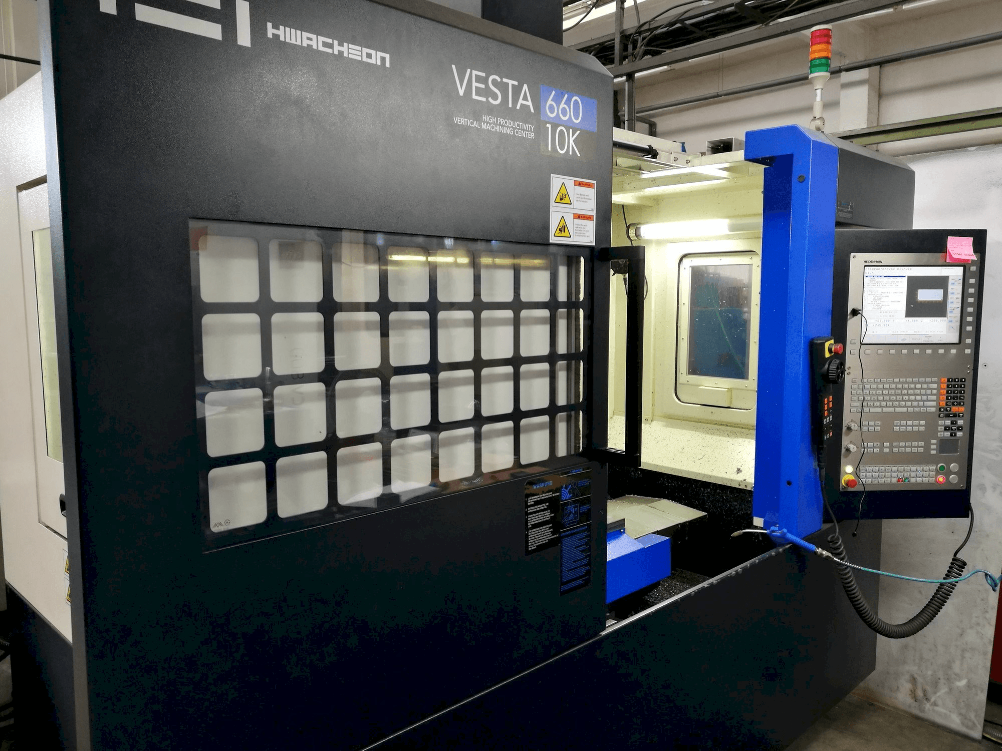 Vista frontale della macchina HWACHEON Vesta-600
