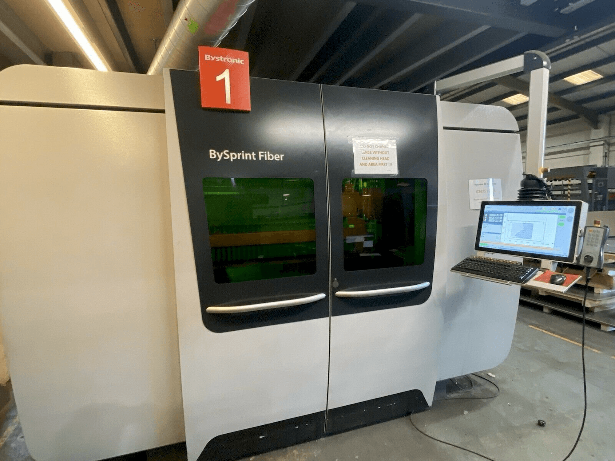 Vista frontale della macchina Bystronic Bysprint 3015