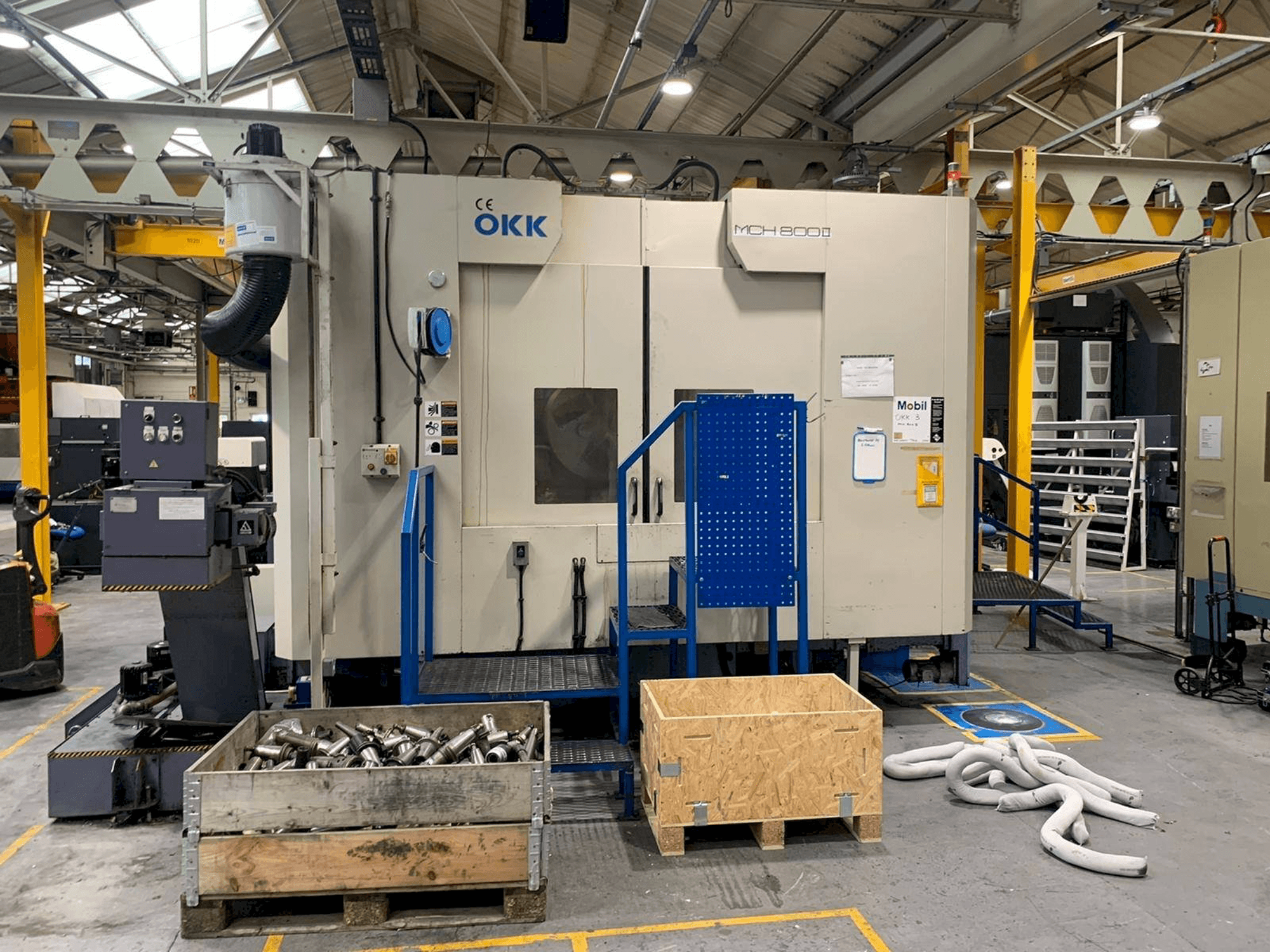 Vista frontale della macchina OKK MCH 800II