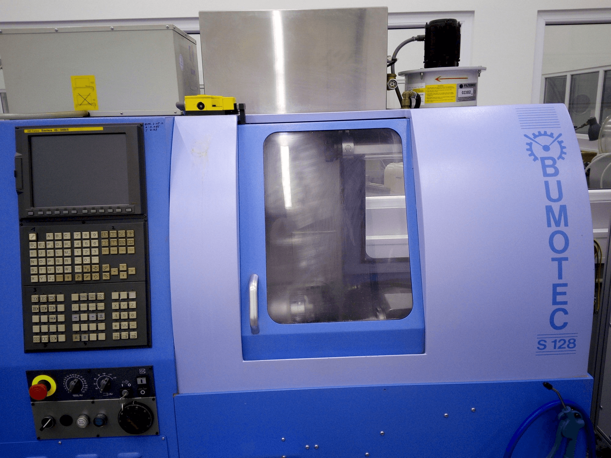 Vista frontale della macchina Bumotec S 128