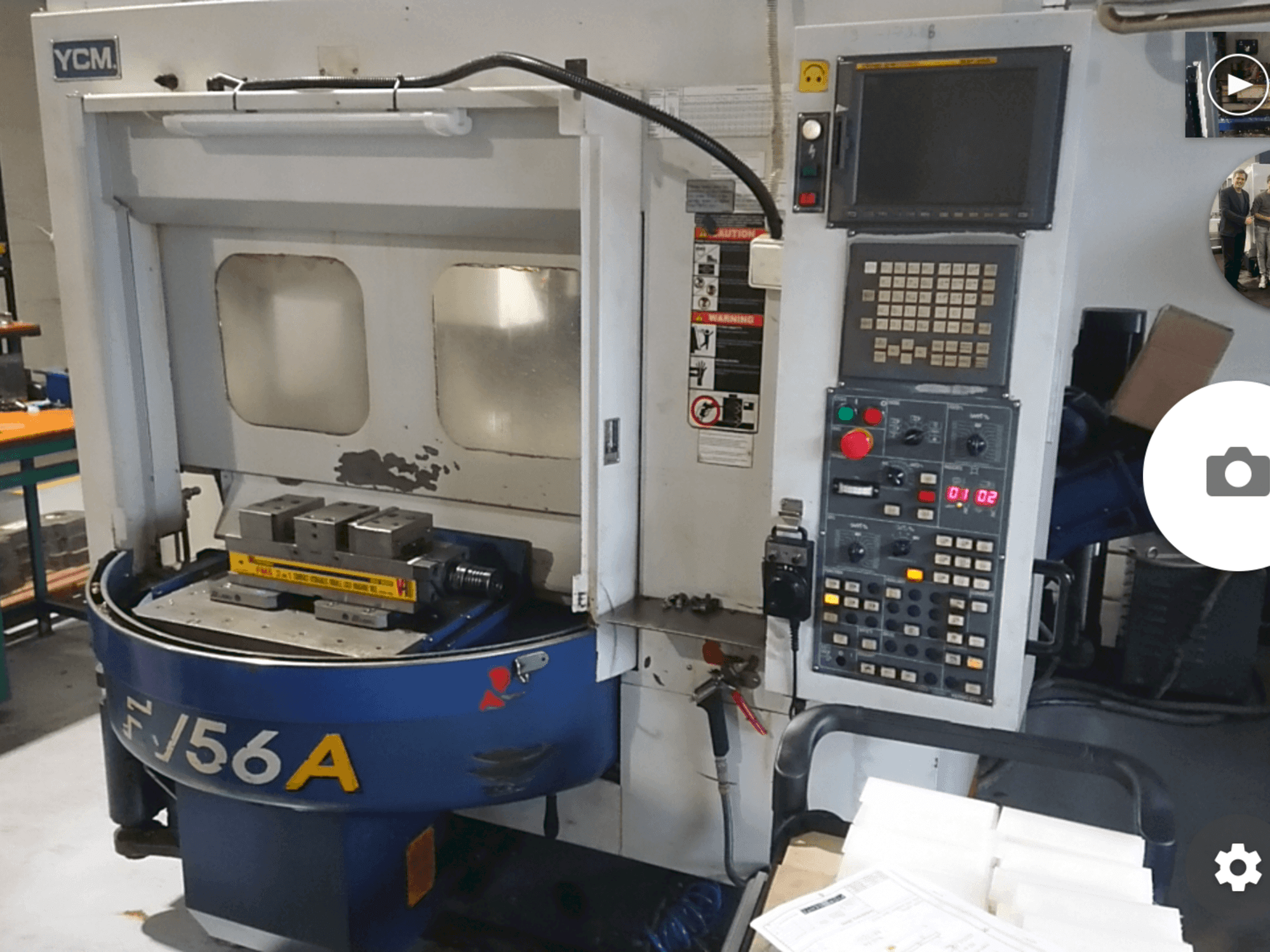 Vista frontale della macchina YCM FV56A