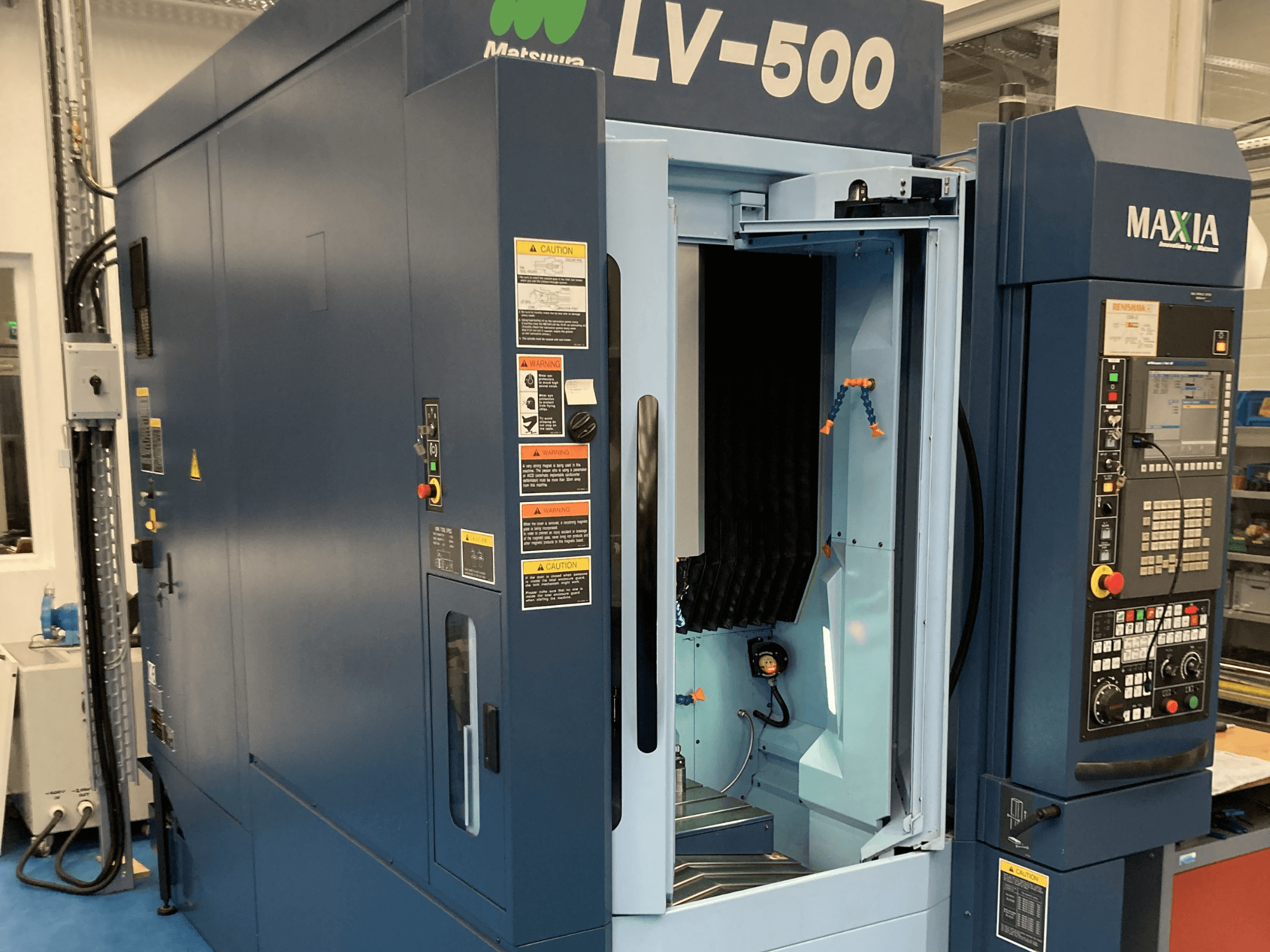 Centro di lavoro verticale Matsuura LV-500 visto frontalmente, con porta aperta e pannello di controllo con pulsanti.