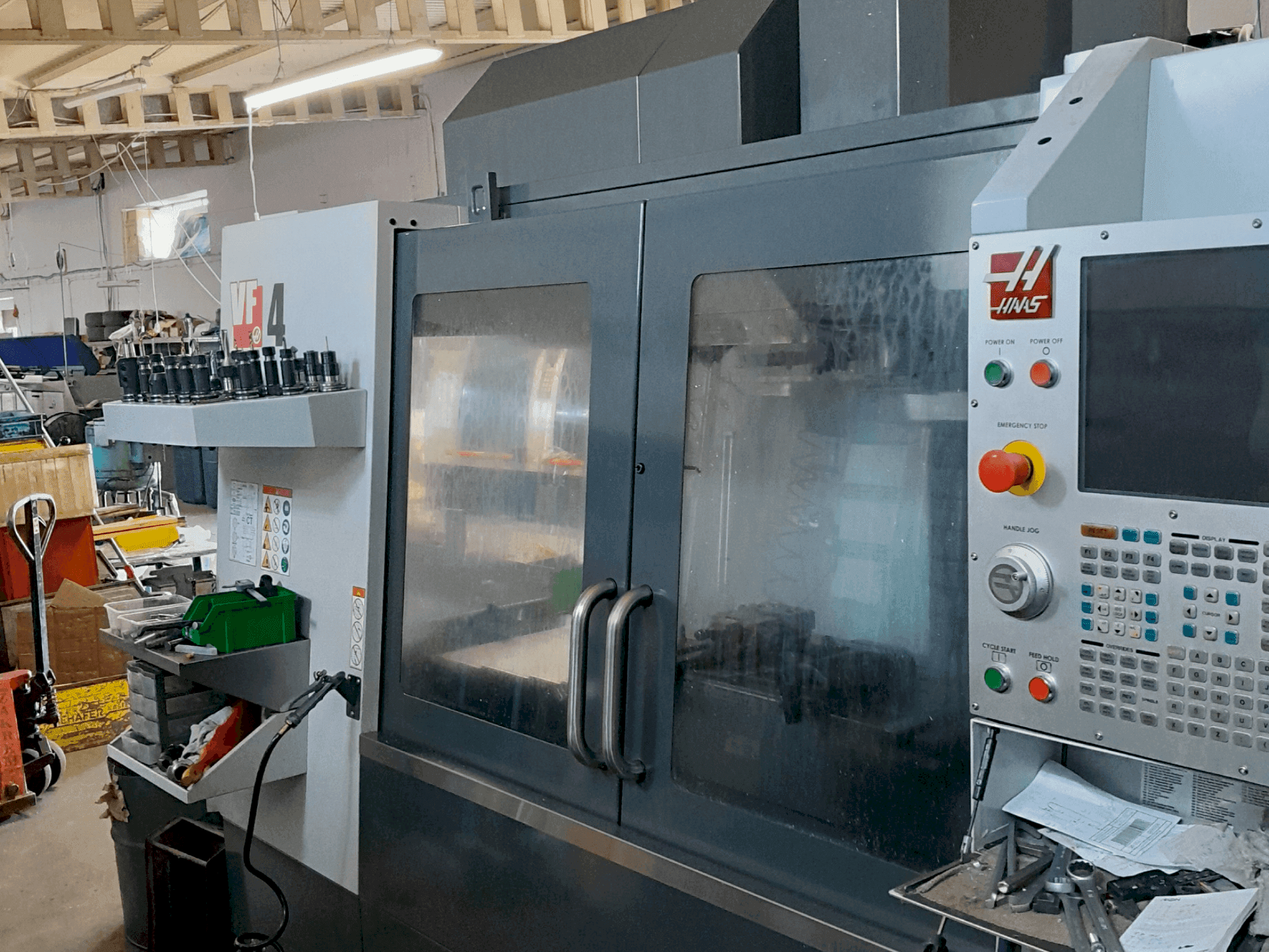 Vista frontale della macchina HAAS VF-4