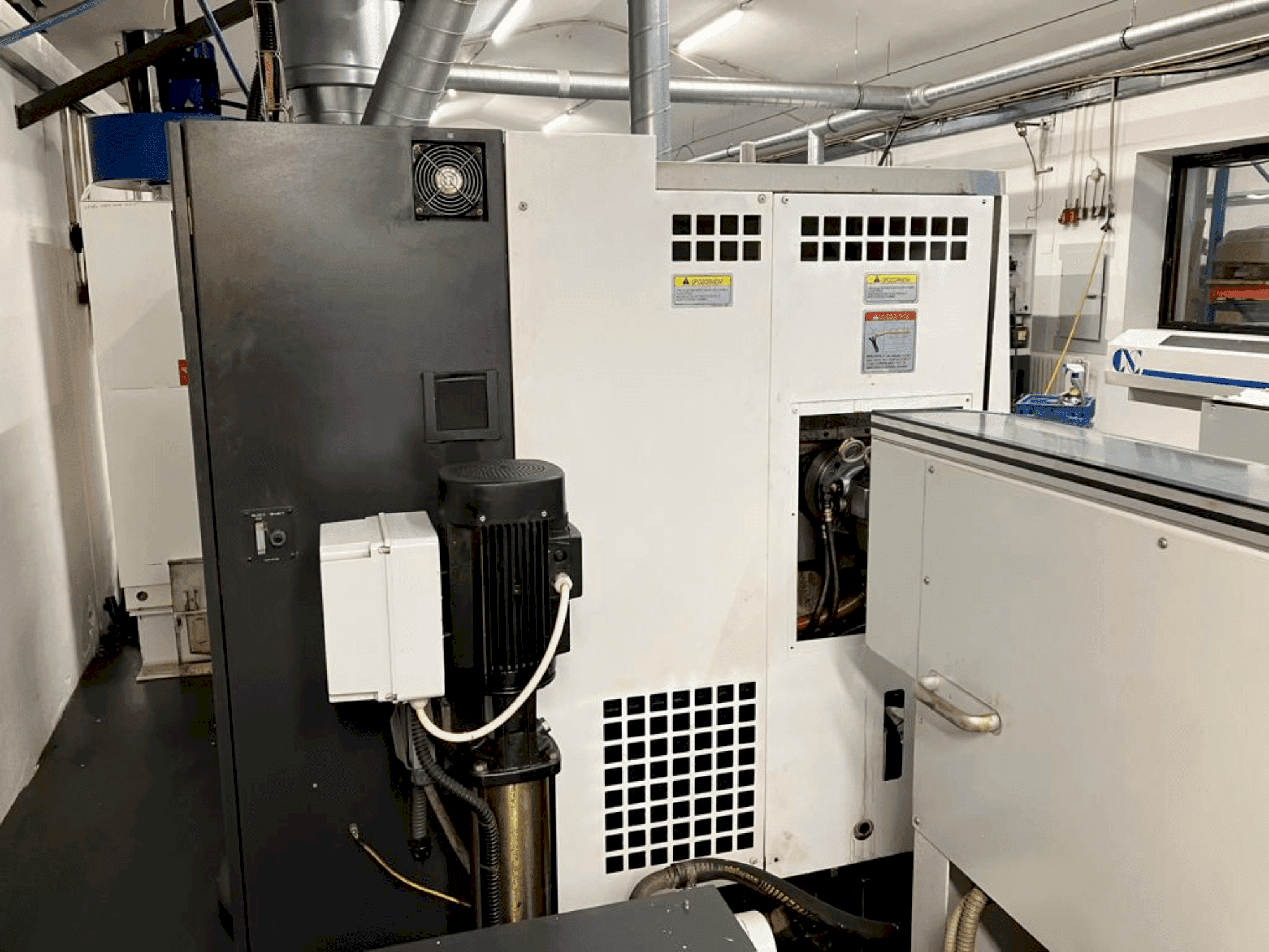 Vista frontale della macchina Okuma LB2000EXII MC