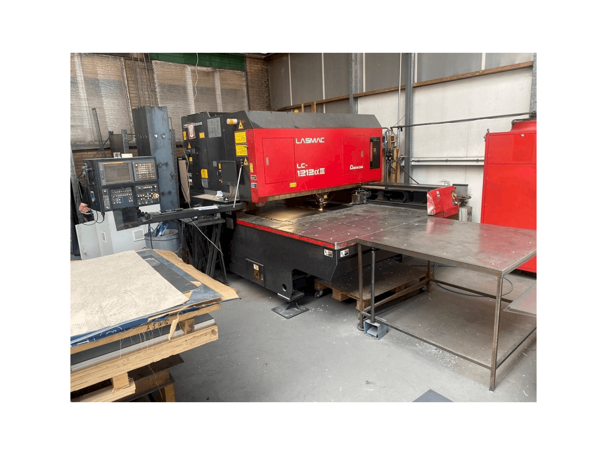 Vista frontale della macchina AMADA LC 1212 A3