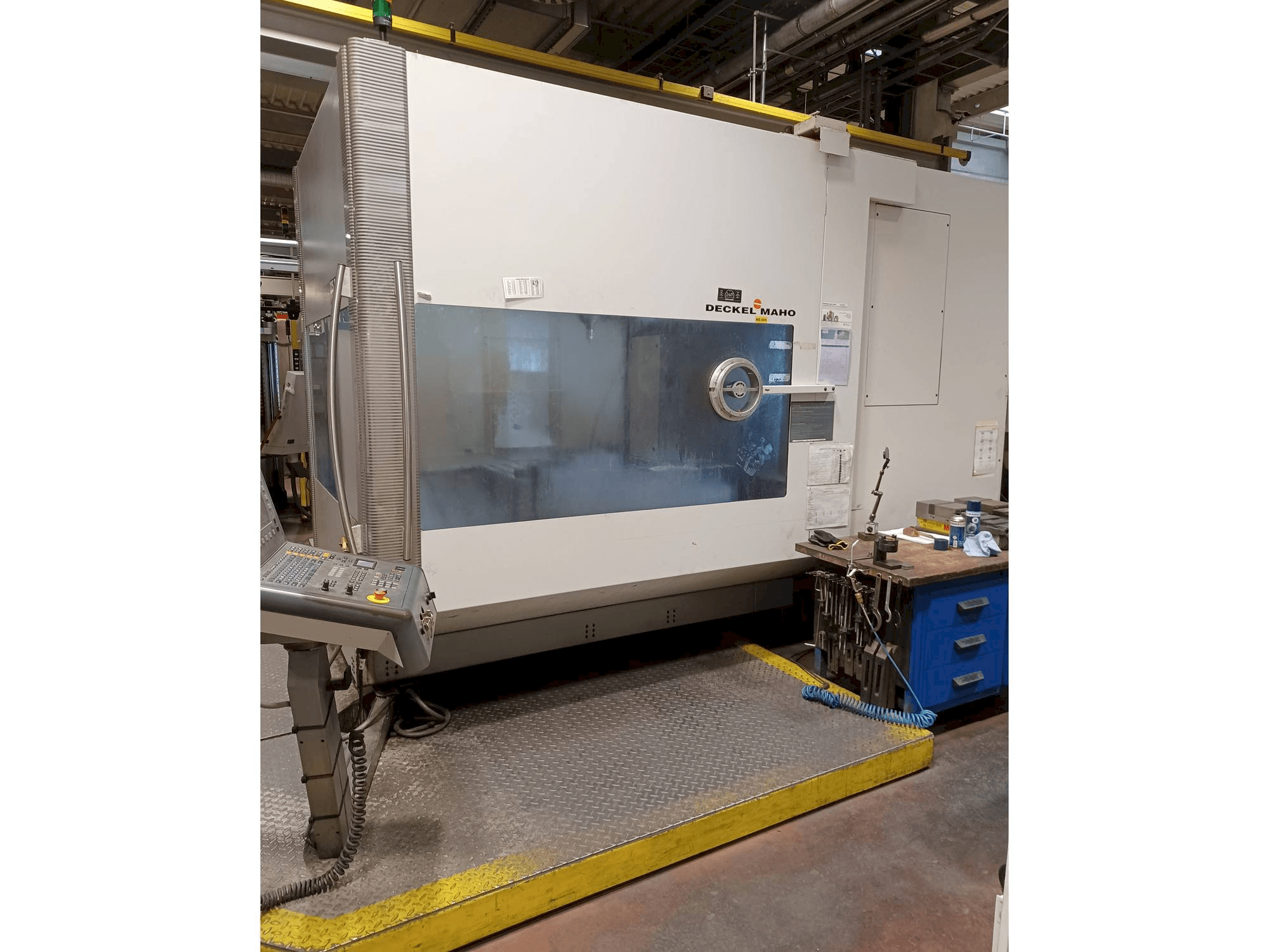 Vista frontale della macchina DECKEL MAHO DMU 125 T hi-dyn