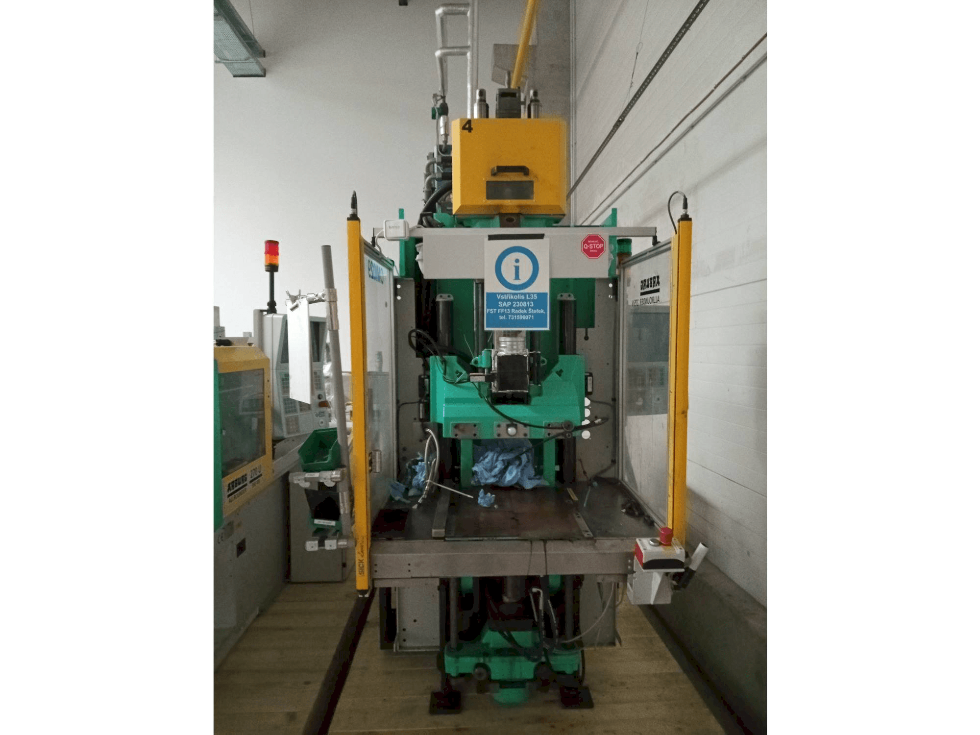 Vista frontale della macchina Arburg Allrounder 275V 250-70
