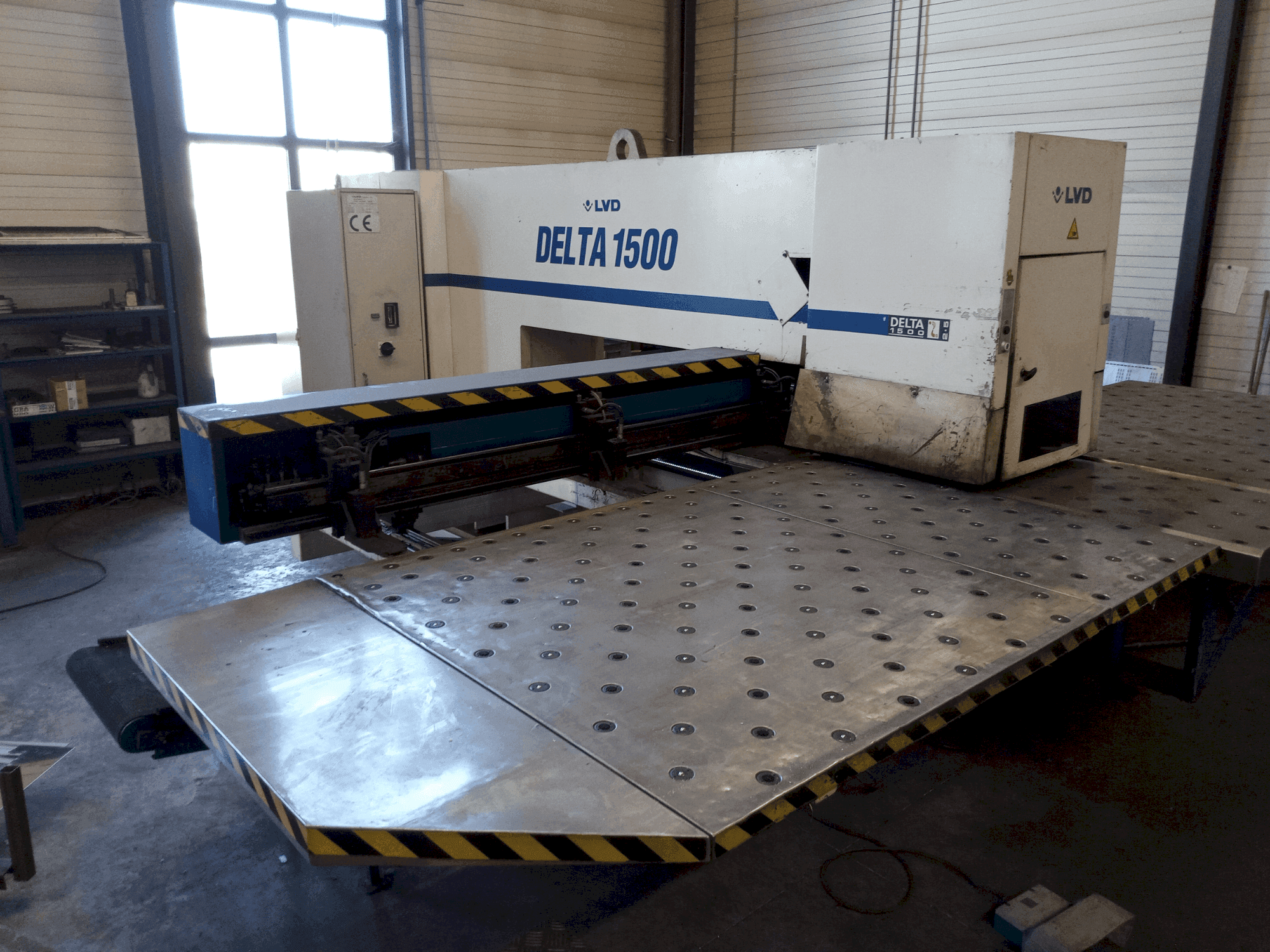 Vista frontale della macchina LVD DELTA 1500 LB