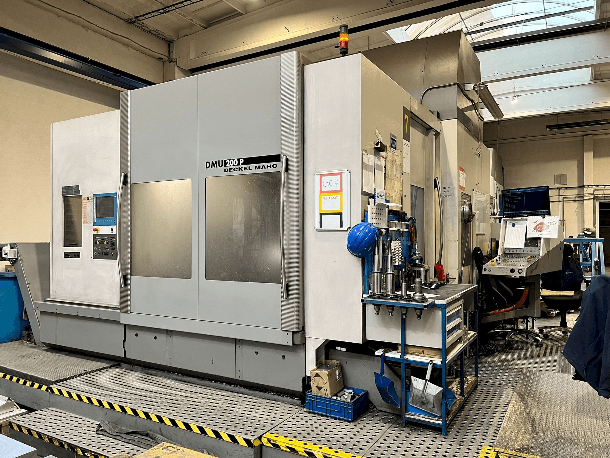 Vista frontale della macchina DECKEL MAHO DMU 200P