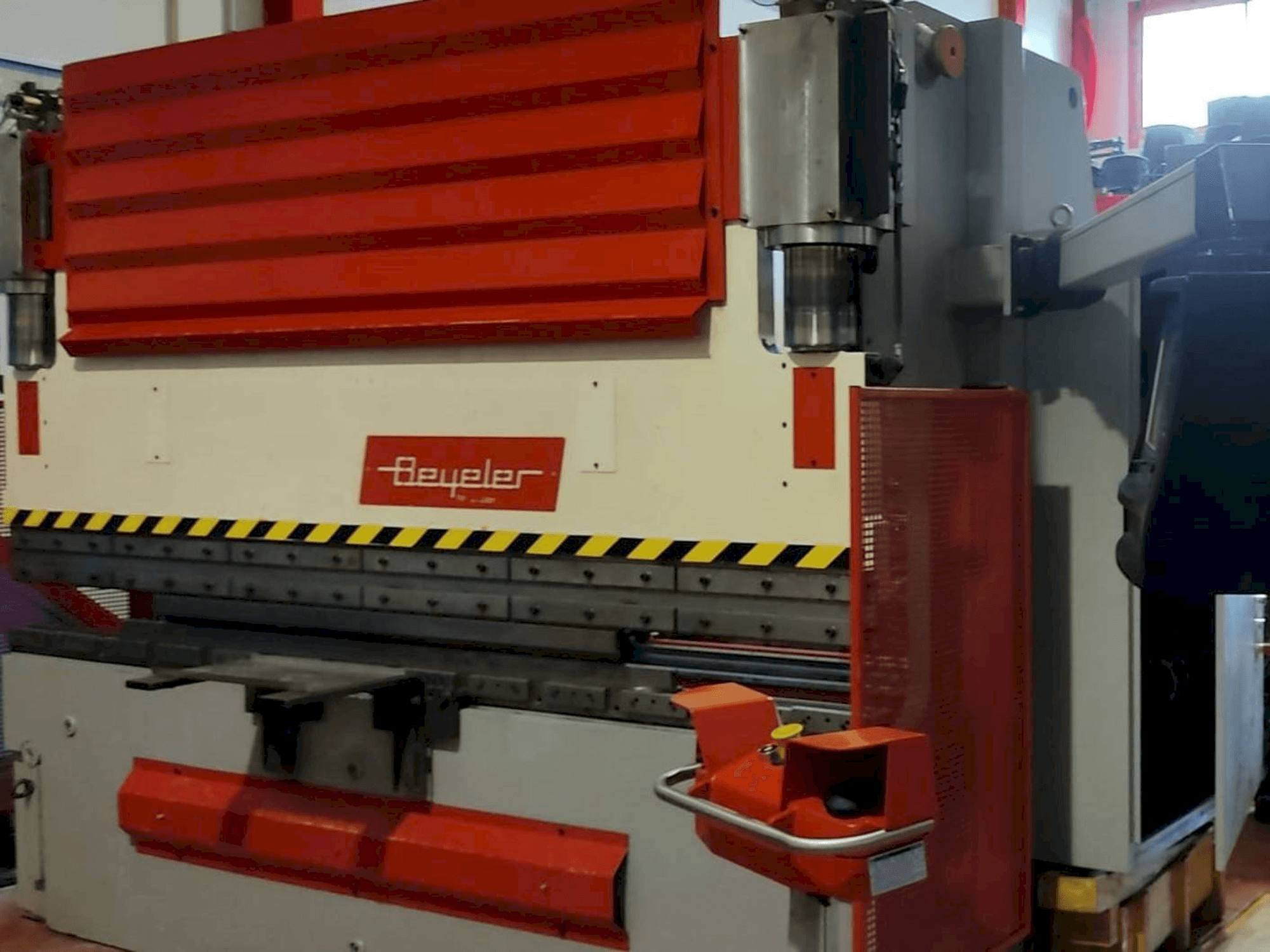 Vista frontale della macchina BEYELER PR6 1500 x 3100