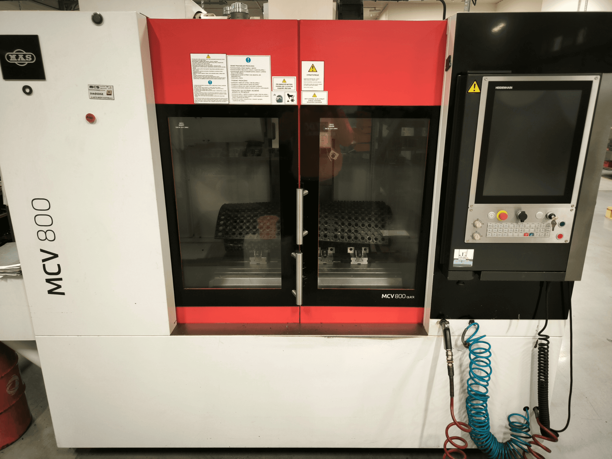 Centro di lavoro verticale KOVOSVIT MAS MCV 800 QUICK, vista frontale con pannello di controllo e doppia porta in vetro che mostra lo spazio di lavoro.