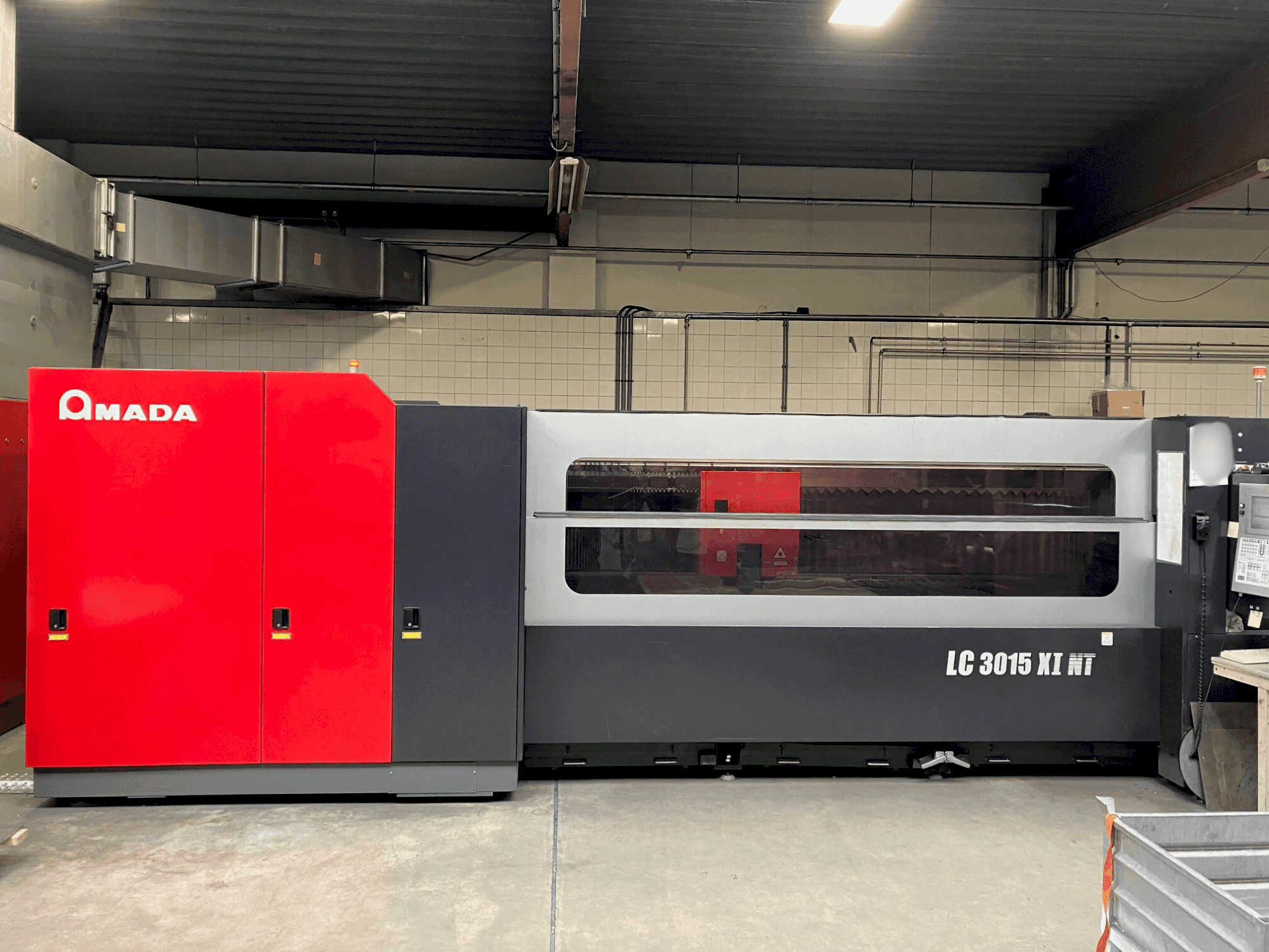 Vista frontale della macchina AMADA LC3015X1NT 4kW Co2