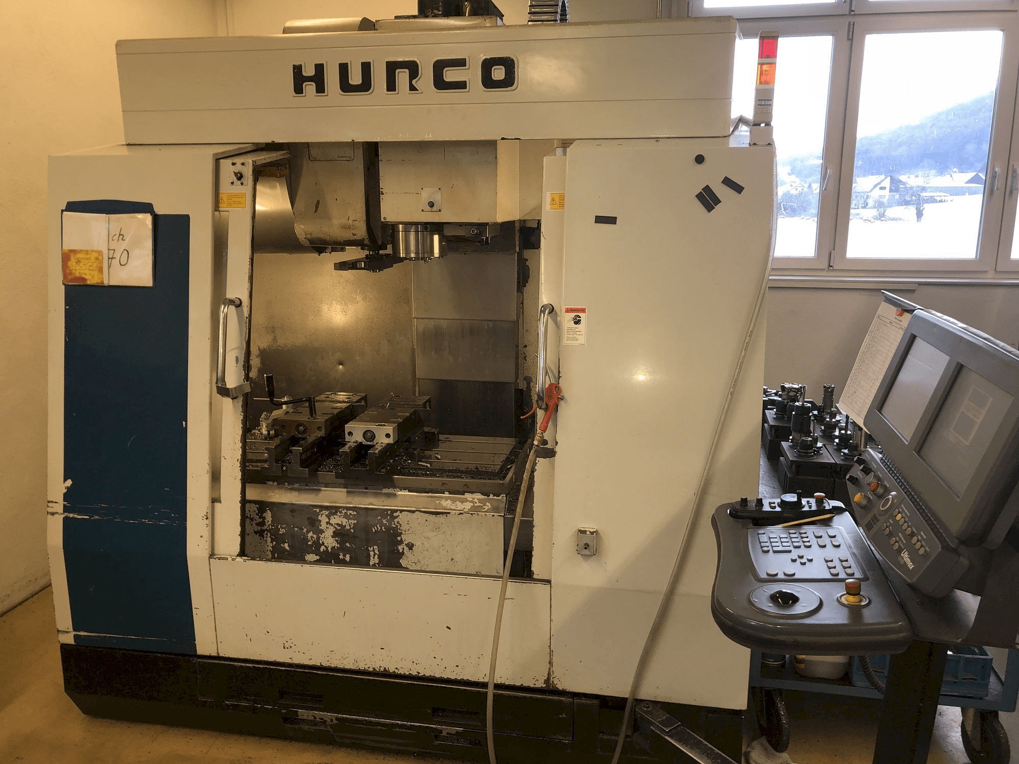 Vista frontale della macchina Hurco BMC 30M