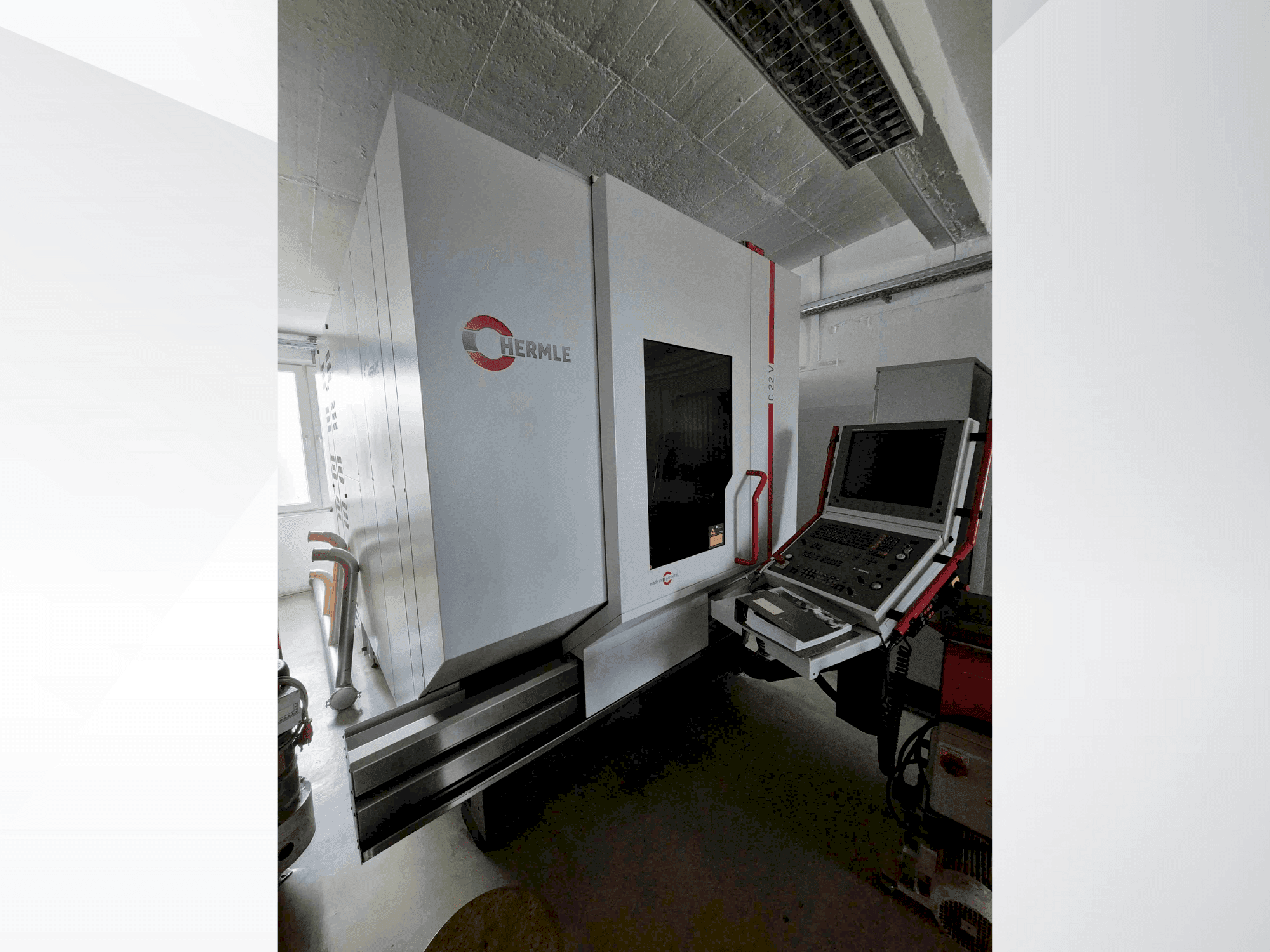 Vista frontale della macchina HERMLE C22 V