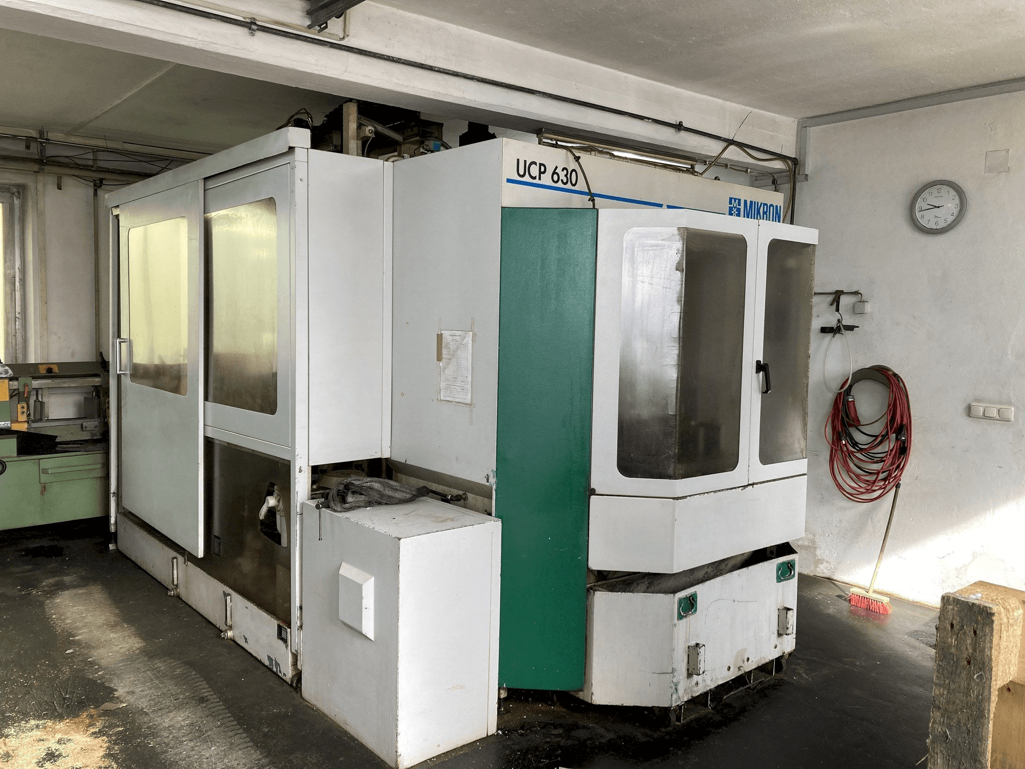 Vista frontale della macchina MIKRON UCP 630